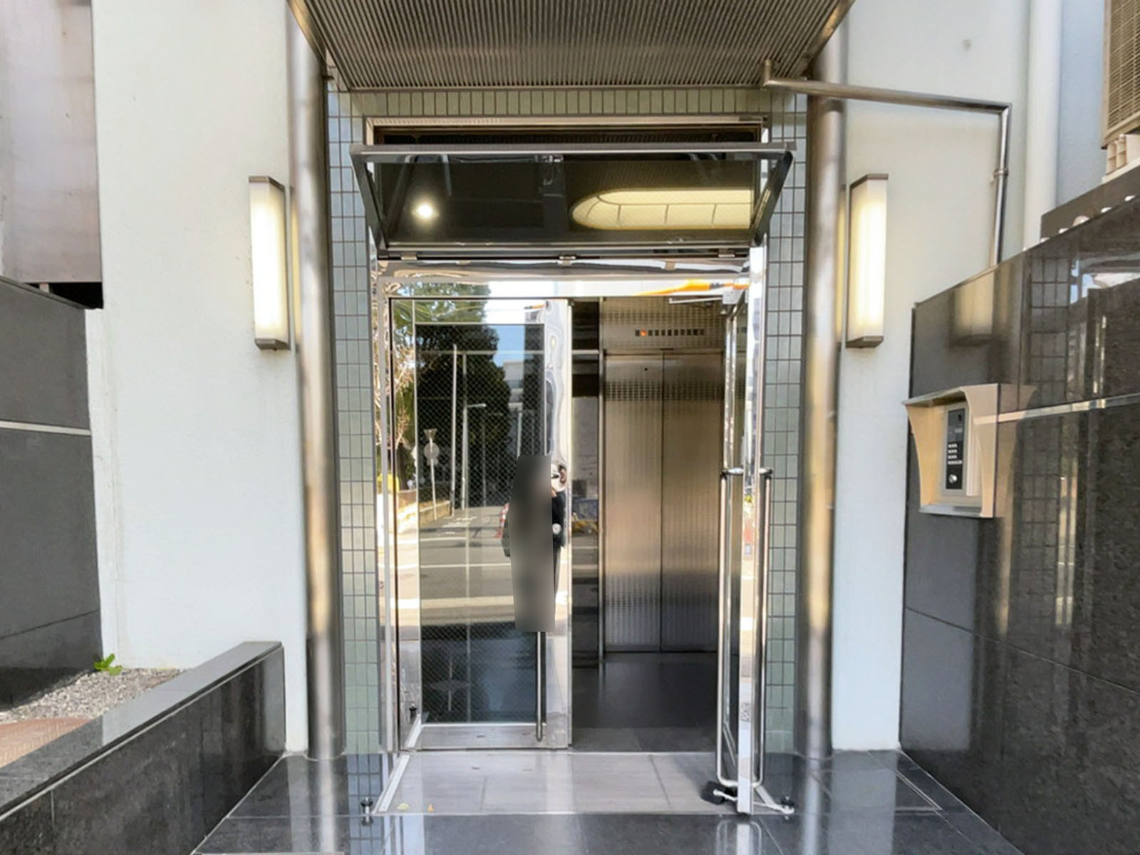 オフィスビル出入口