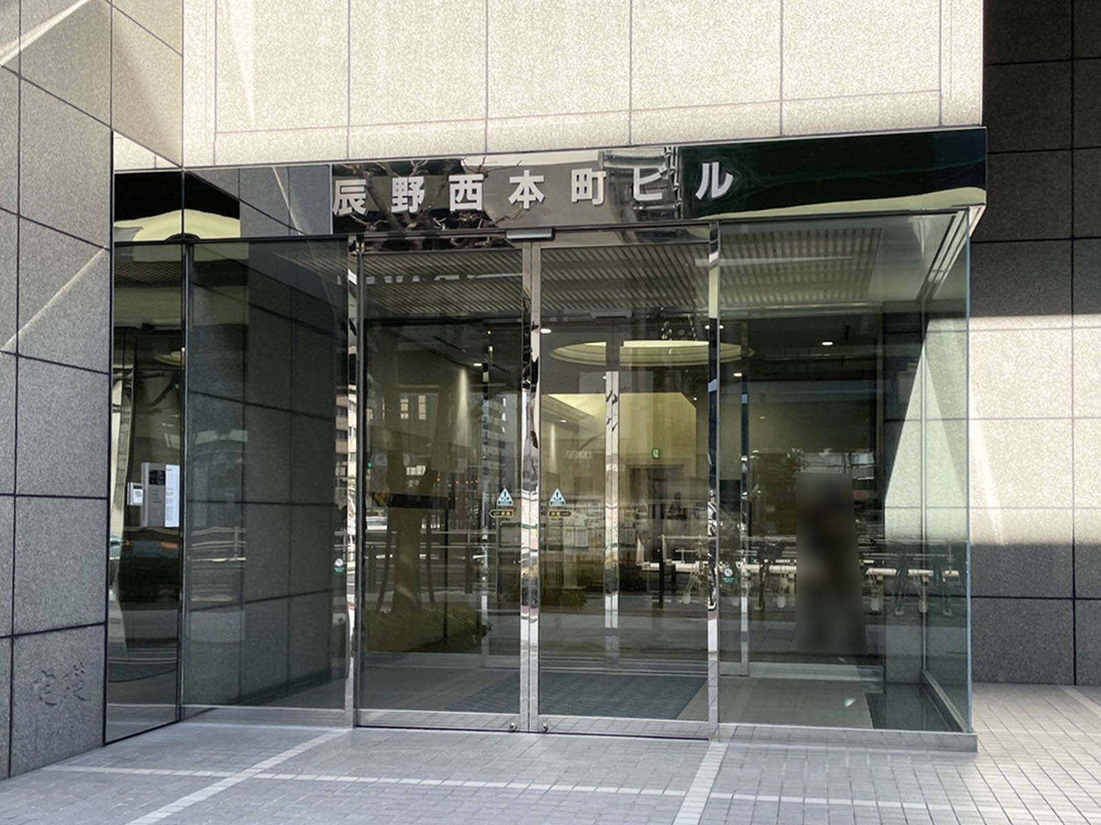 オフィスビル出入口