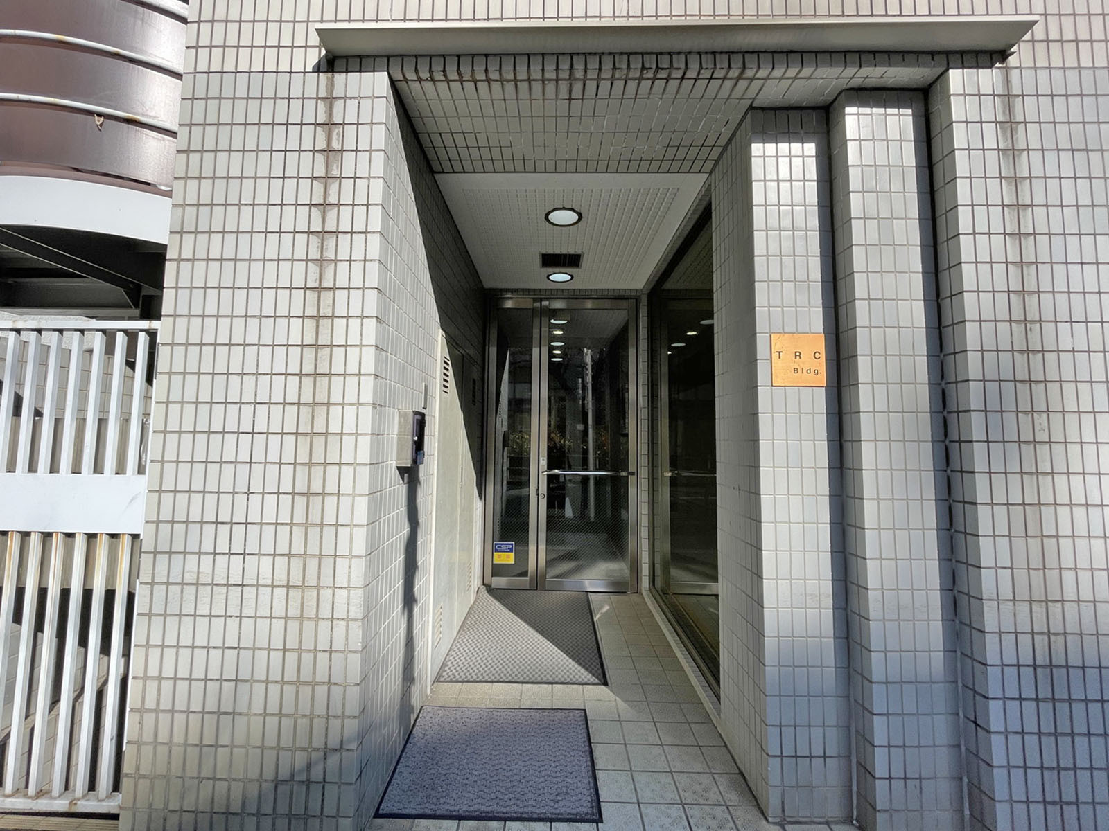 オフィスビル出入口
