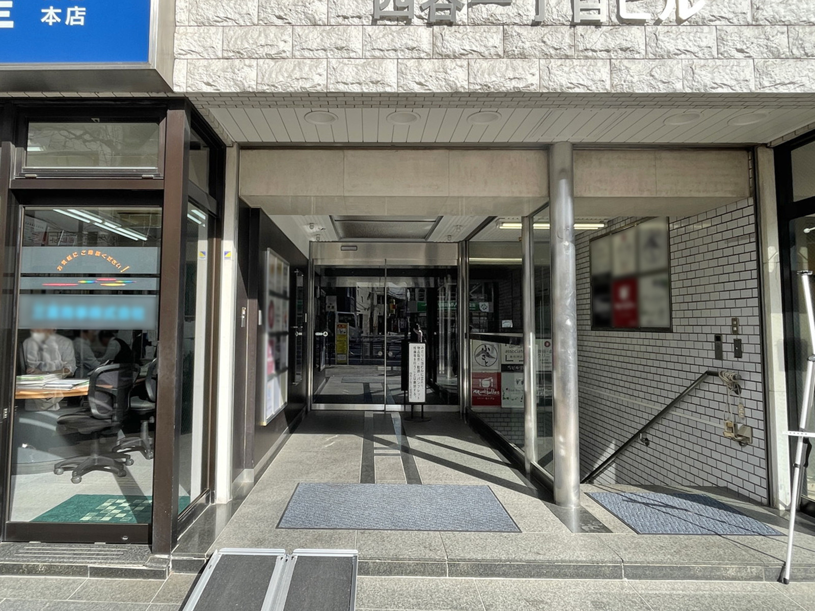 オフィスビル出入口