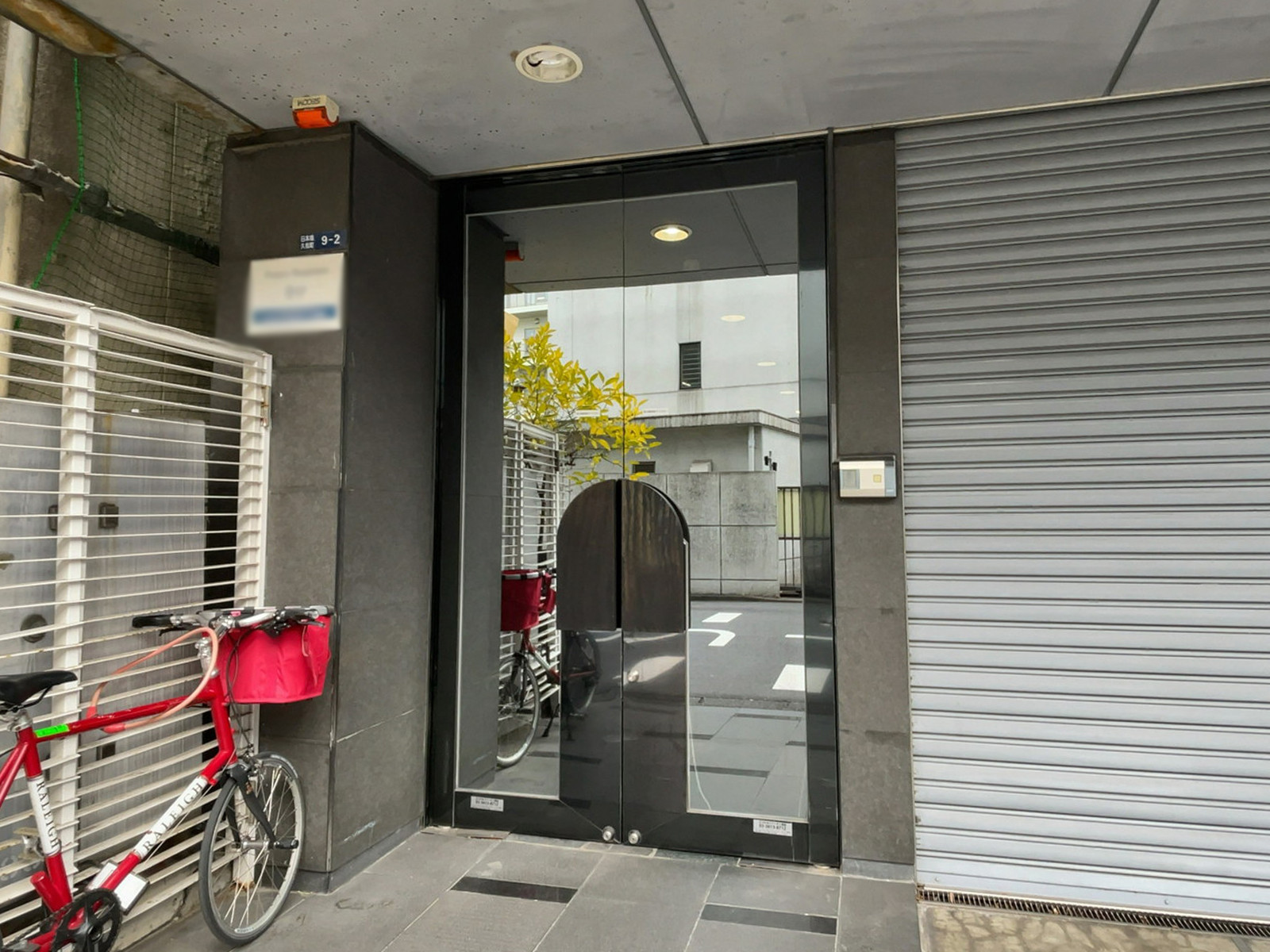 オフィスビル出入口
