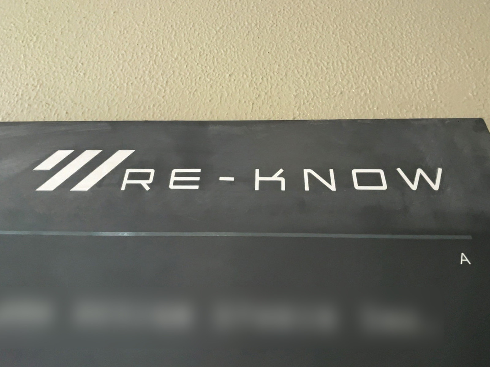 ネームプレート：RE-KNOW