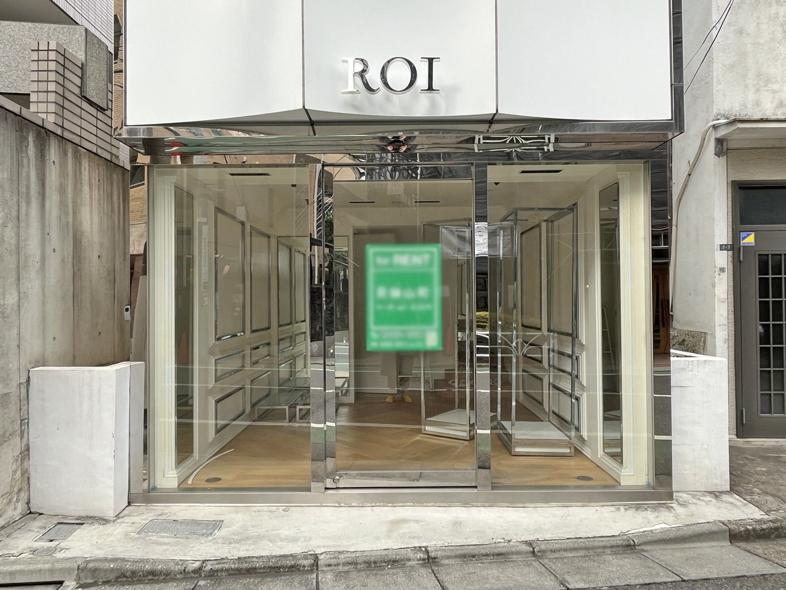 オフィスビル出入口