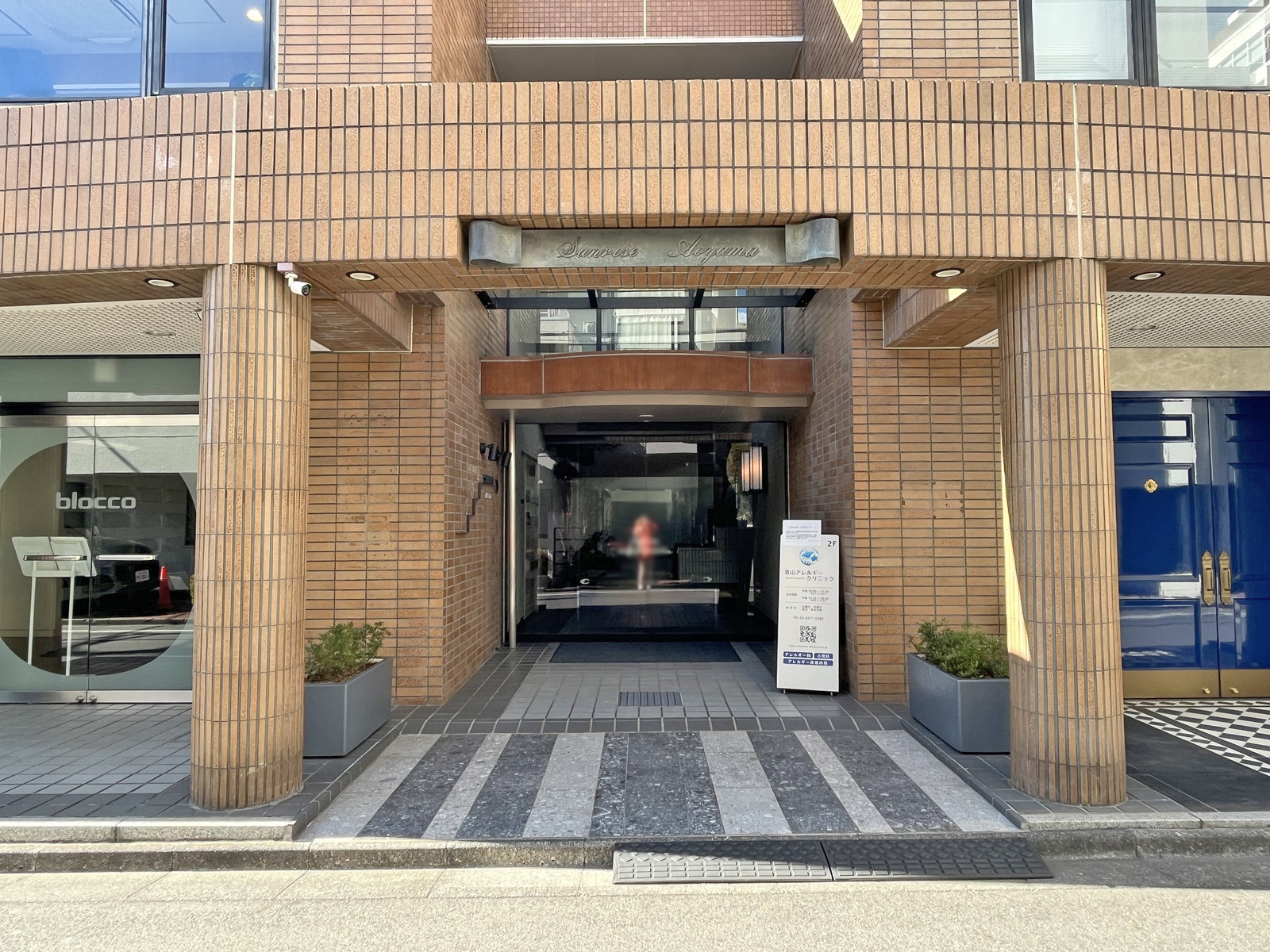 オフィスビル出入口