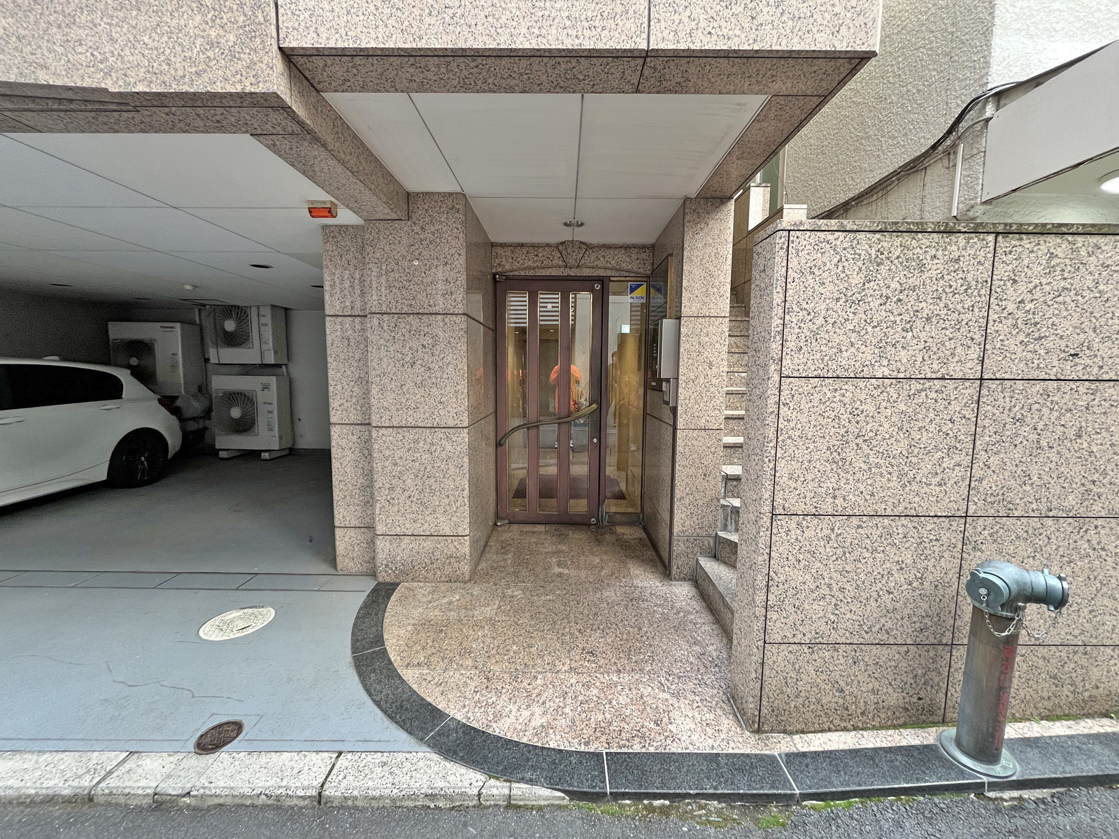 オフィスビル出入口