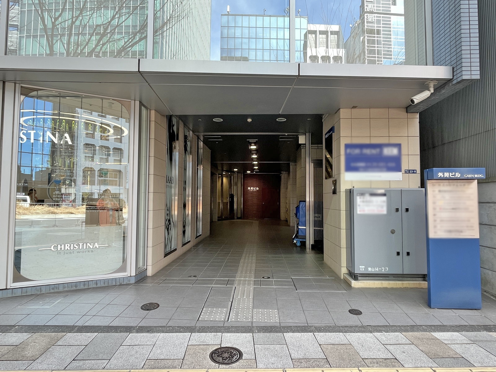 オフィスビル出入口