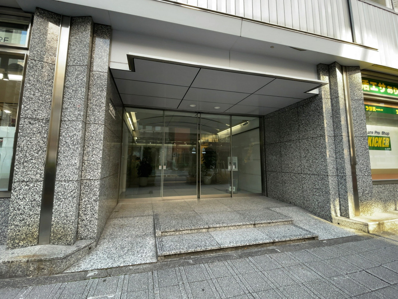 オフィスビル出入口