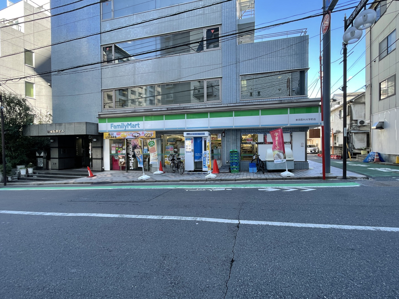 1階のファミリーマート東京医科大学前店