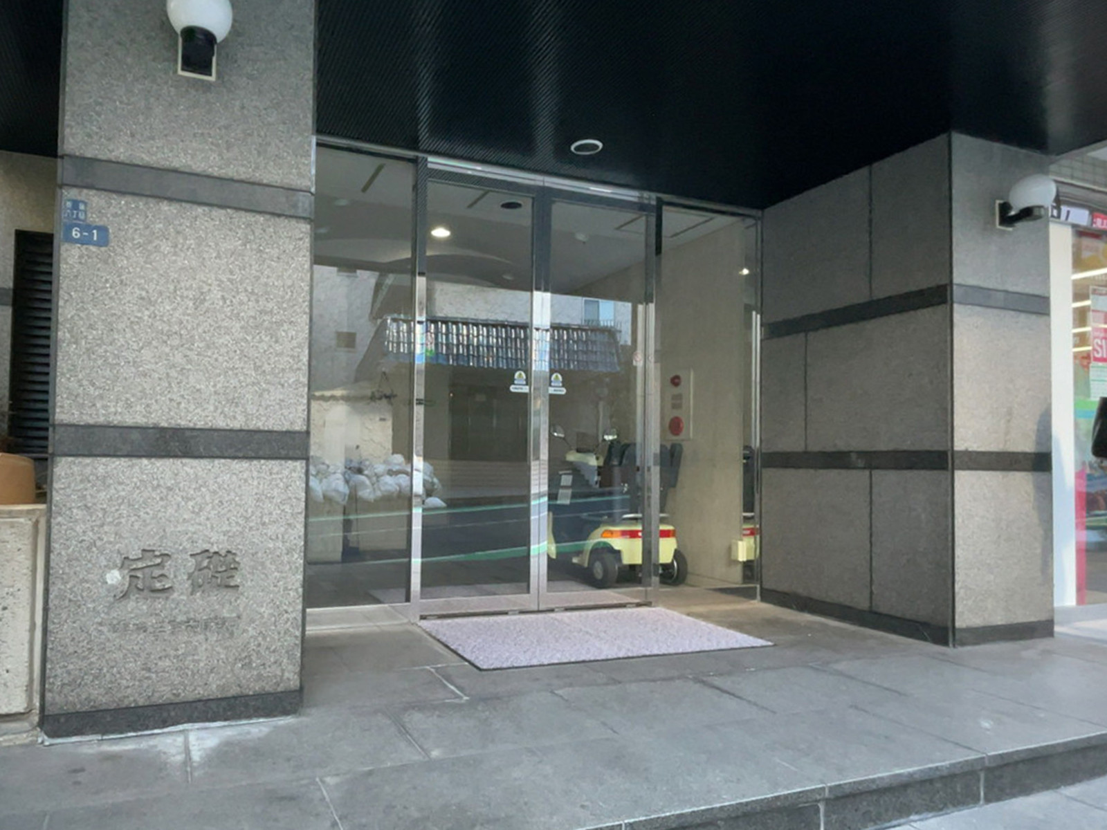 オフィスビル出入口