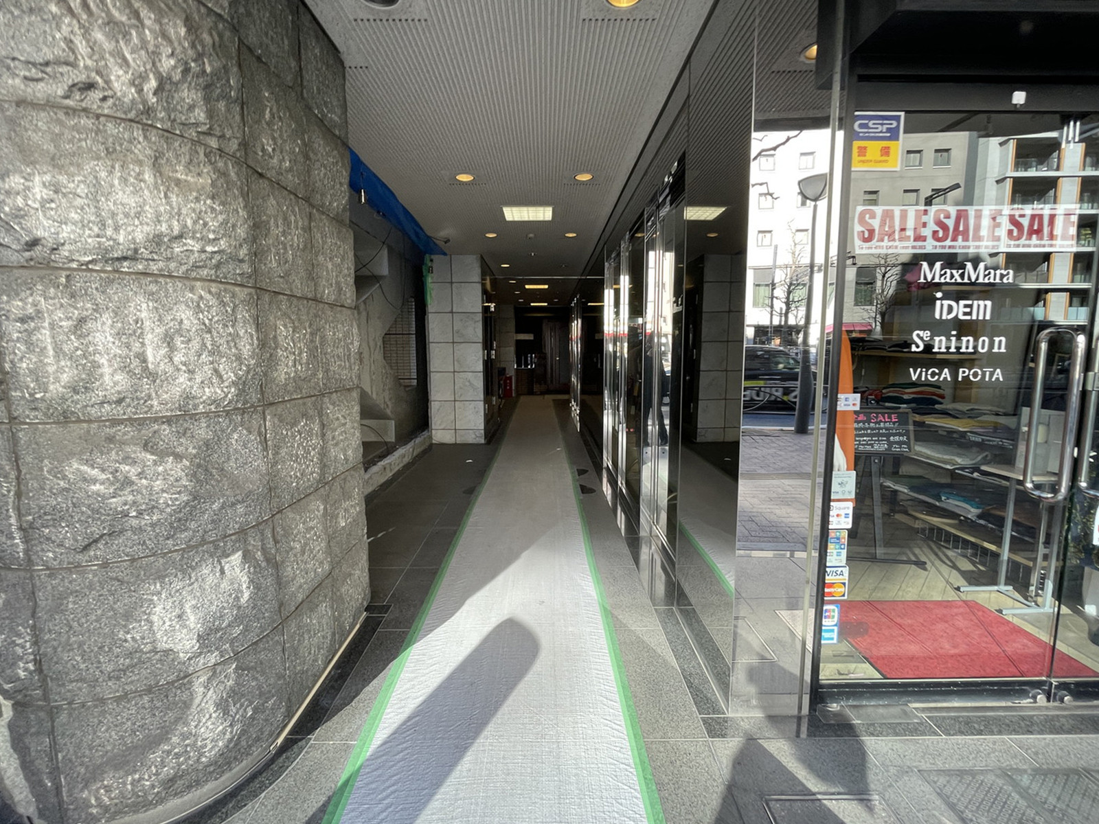 オフィスビル出入口