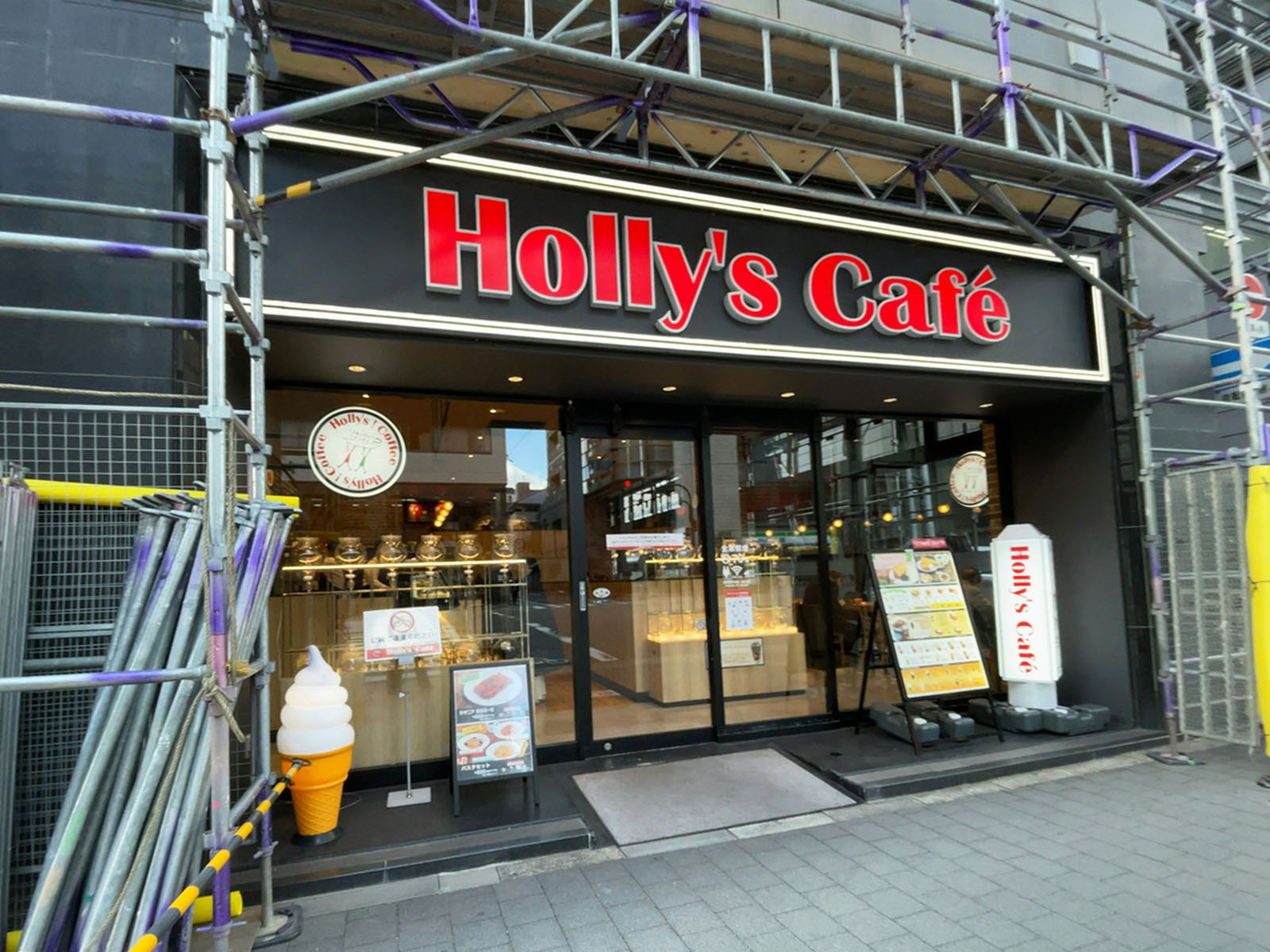 1階のホリーズカフェ 烏丸六角店