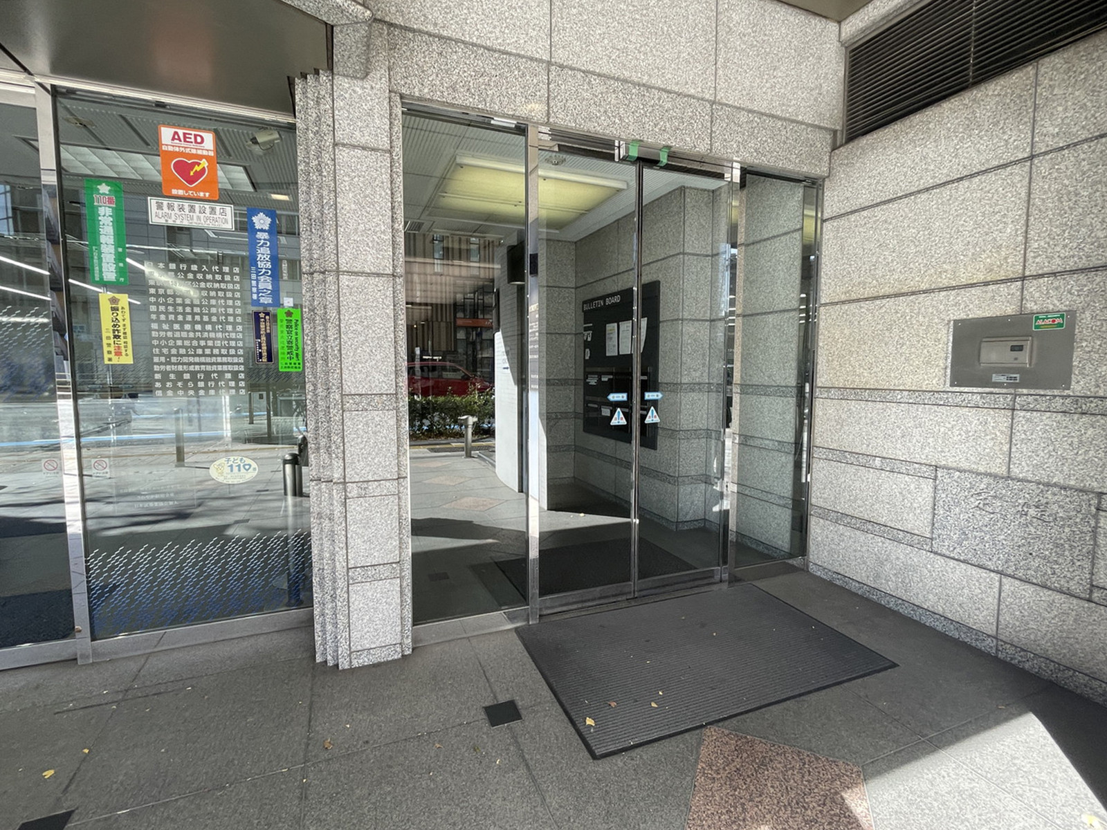 オフィスビル出入口