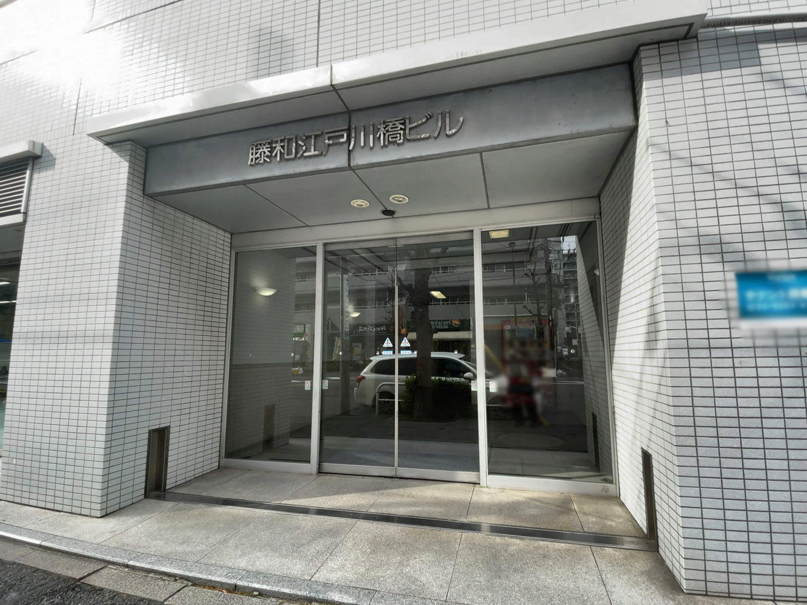 オフィスビル出入口