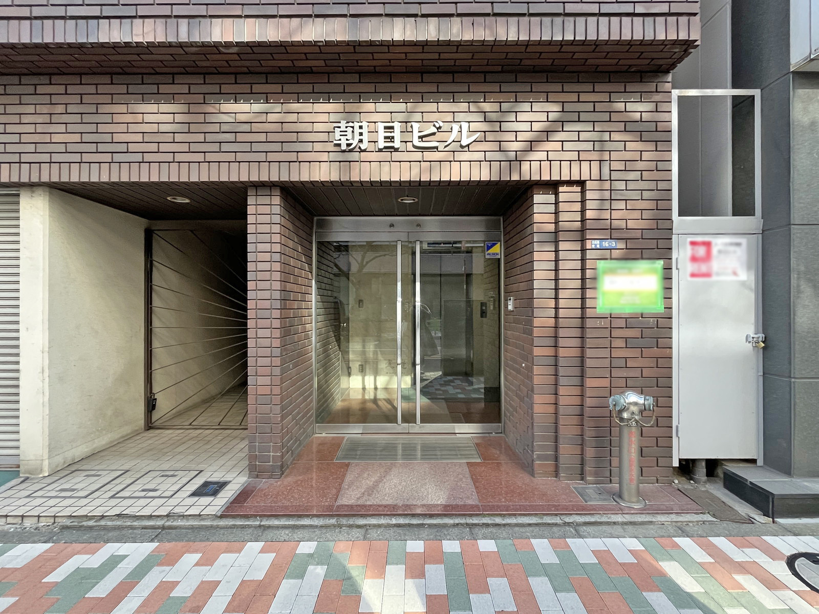 オフィスビル出入口