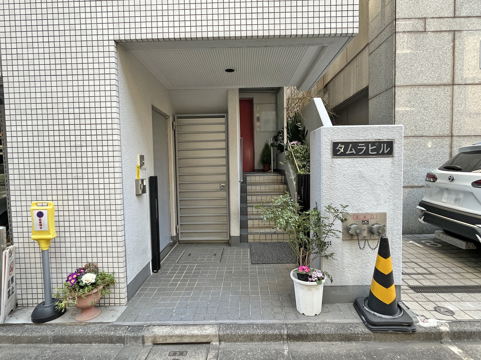 オフィスビル出入口