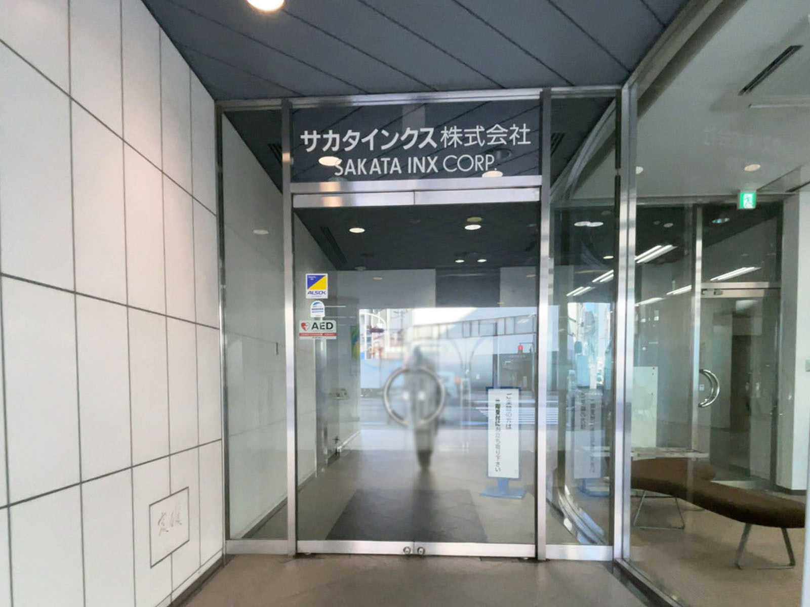 オフィスビル出入口