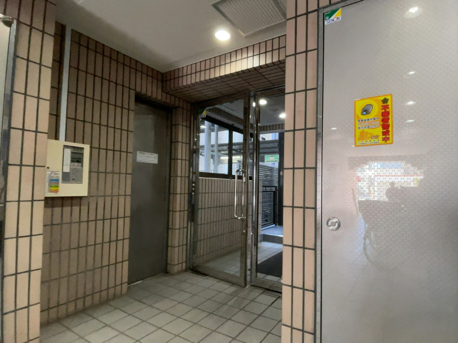 オフィスビル出入口