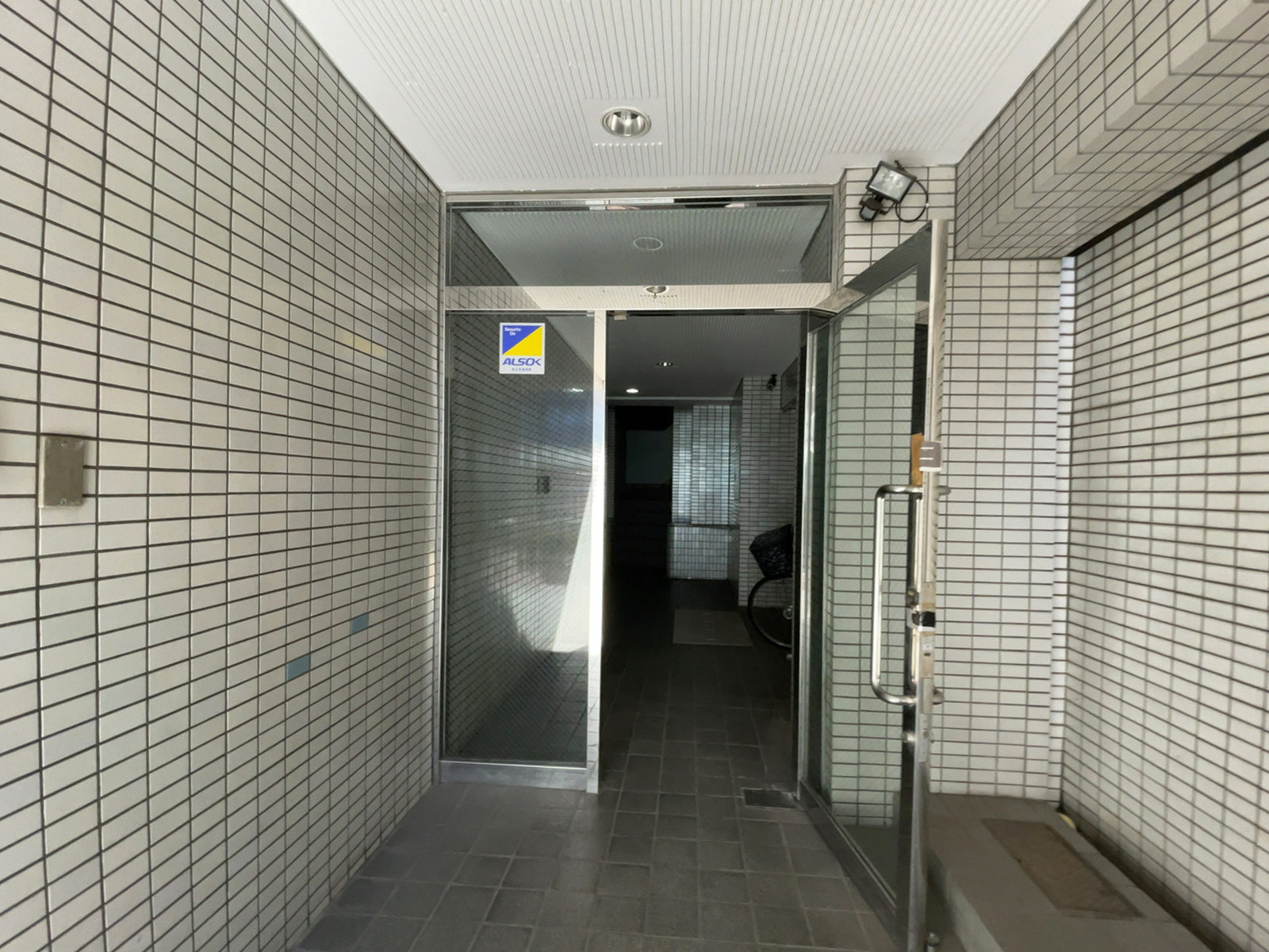 オフィスビル出入口
