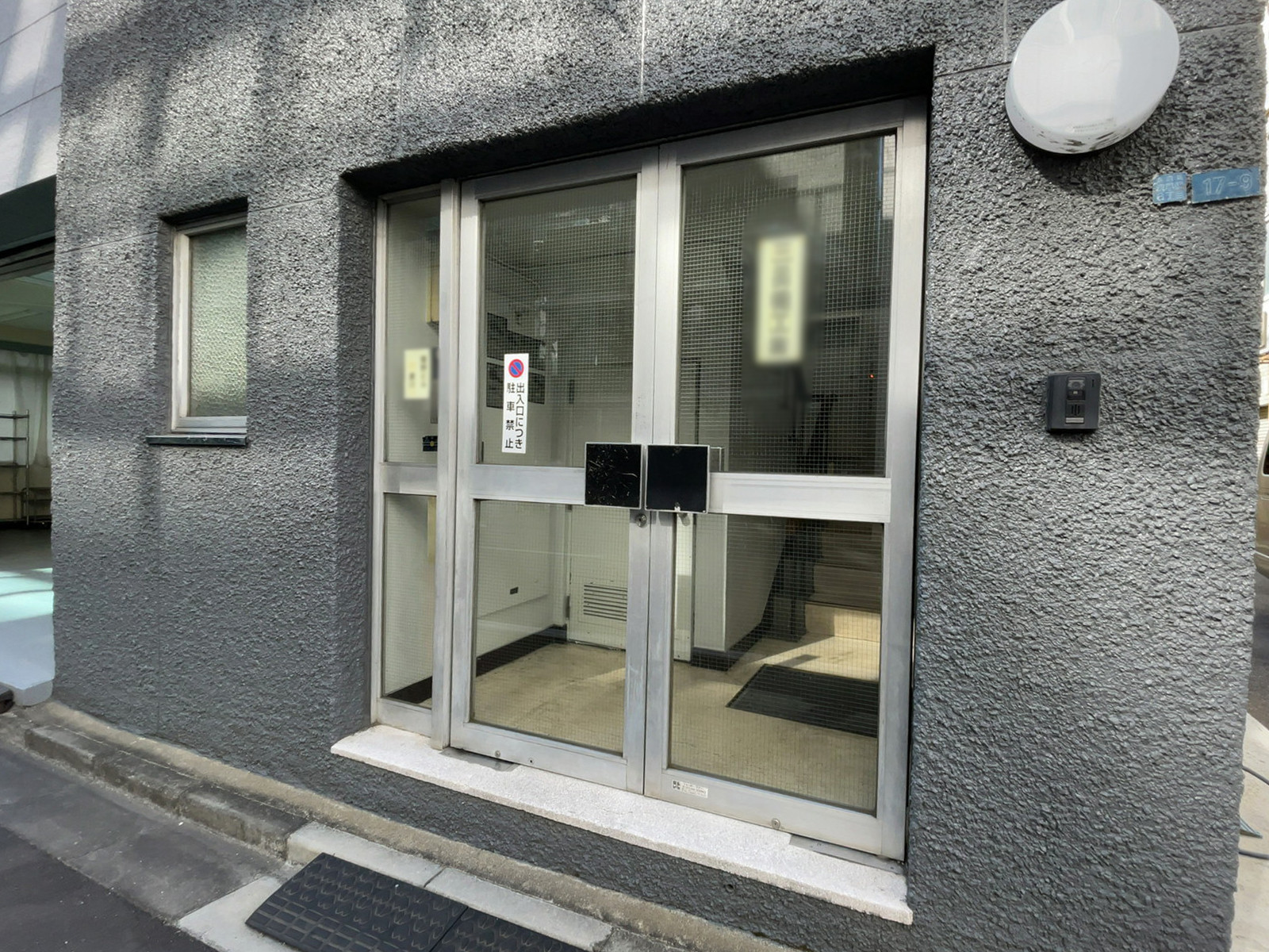 オフィスビル出入口