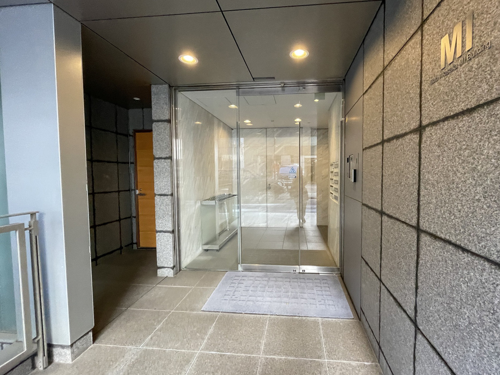 オフィスビル出入口