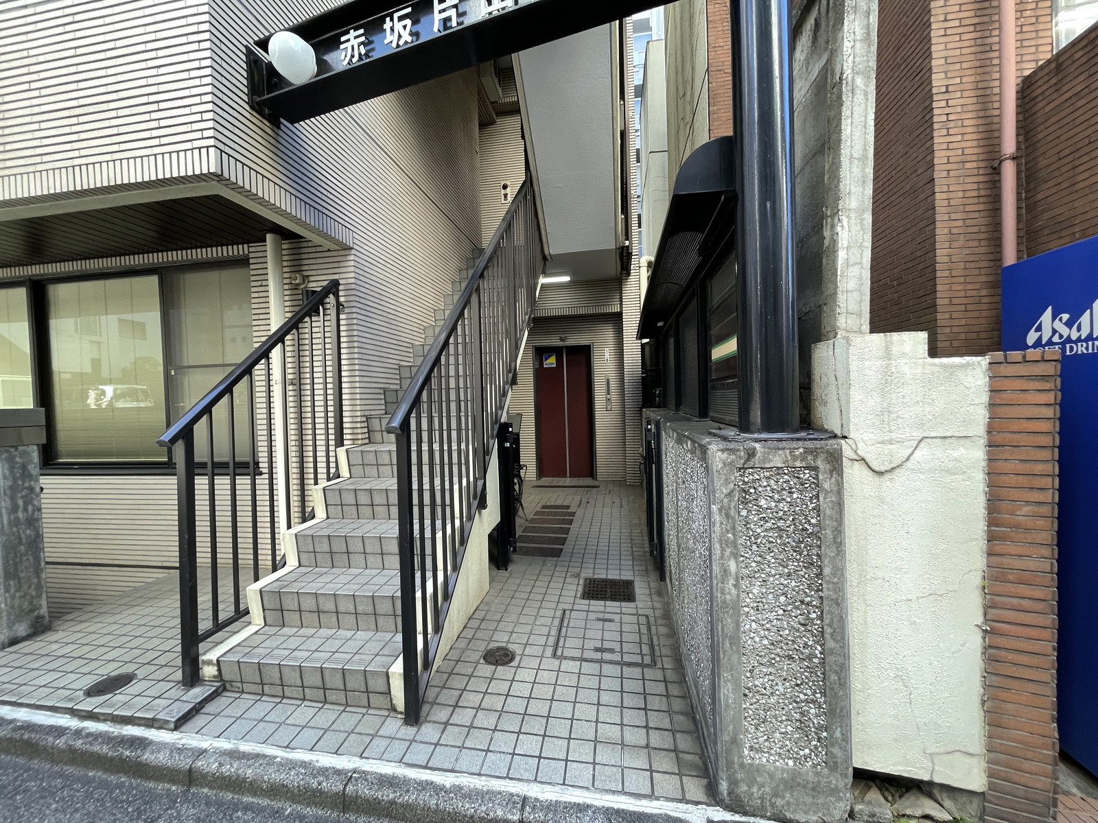 オフィスビル出入口