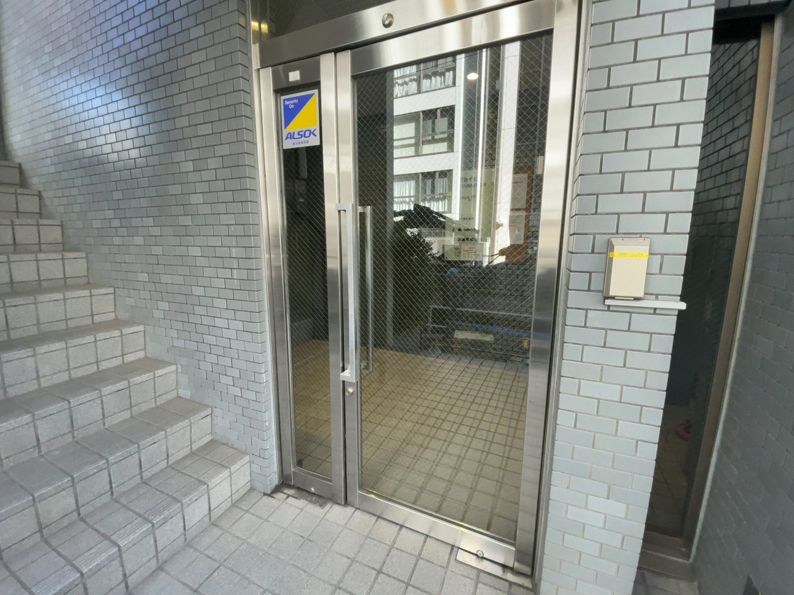 オフィスビル出入口