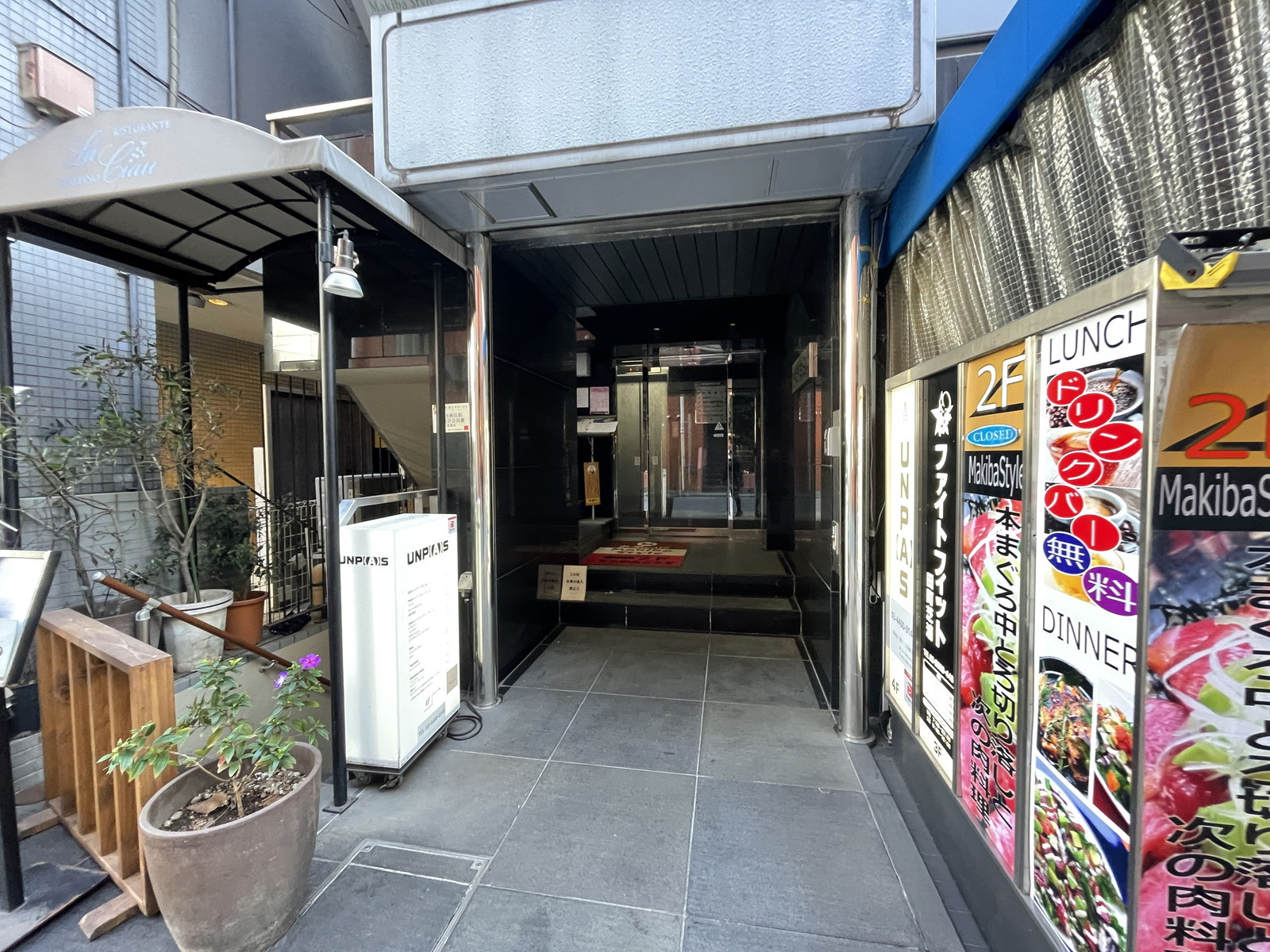 オフィスビル出入口