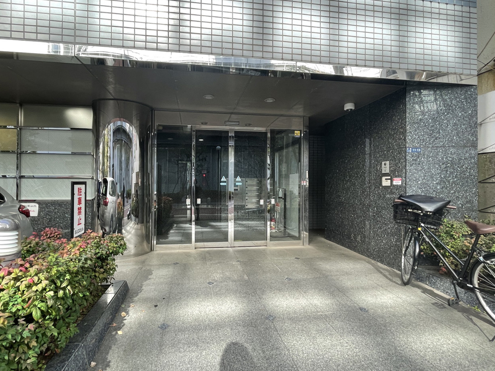 オフィスビル出入口