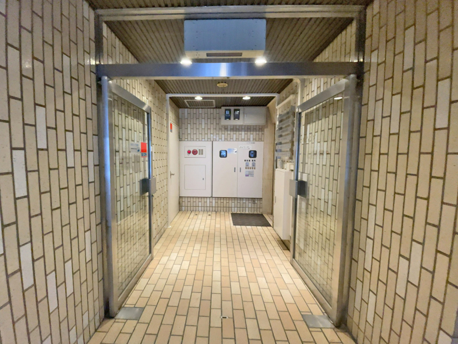 オフィスビル出入口