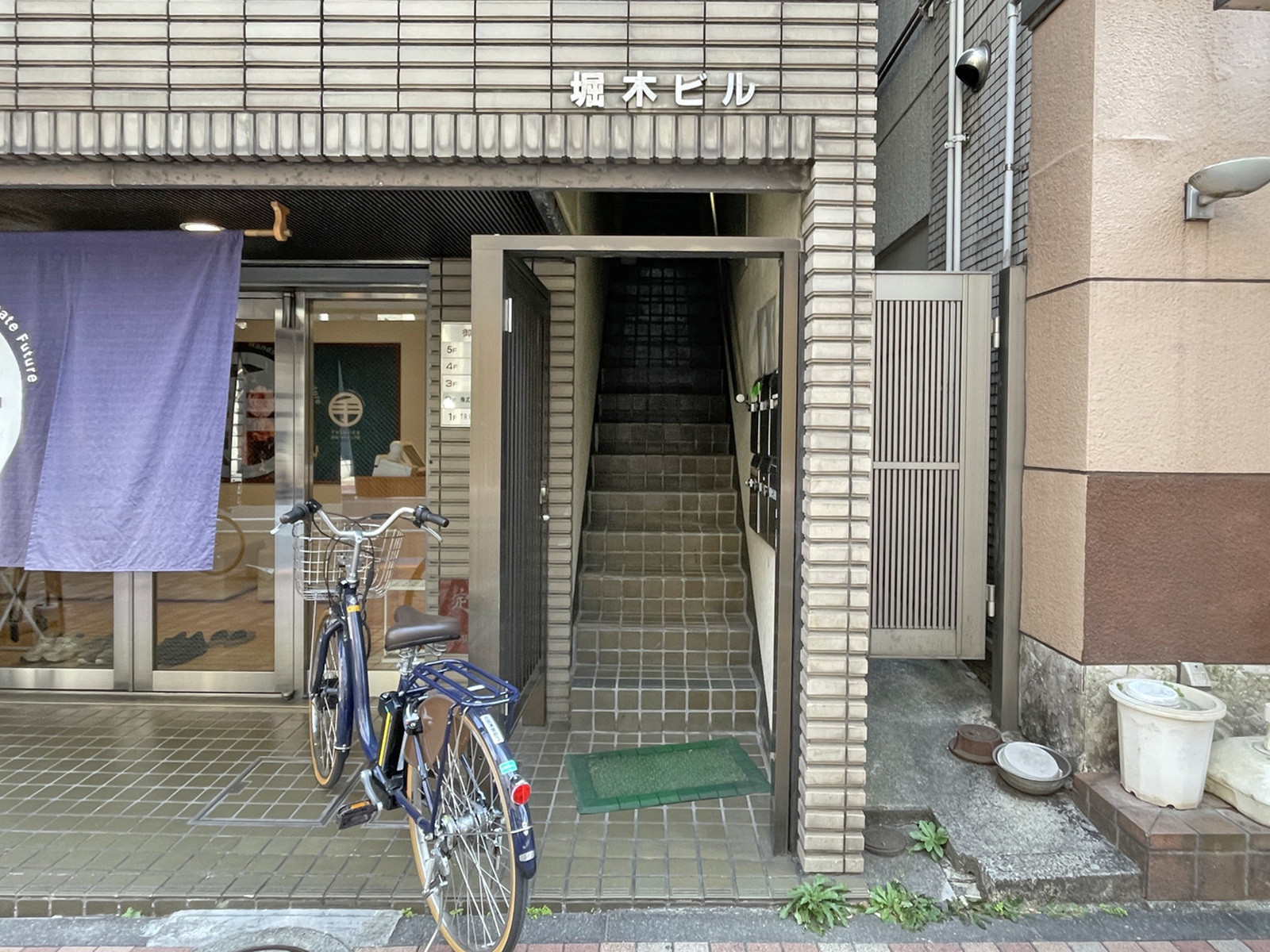 オフィスビル出入口