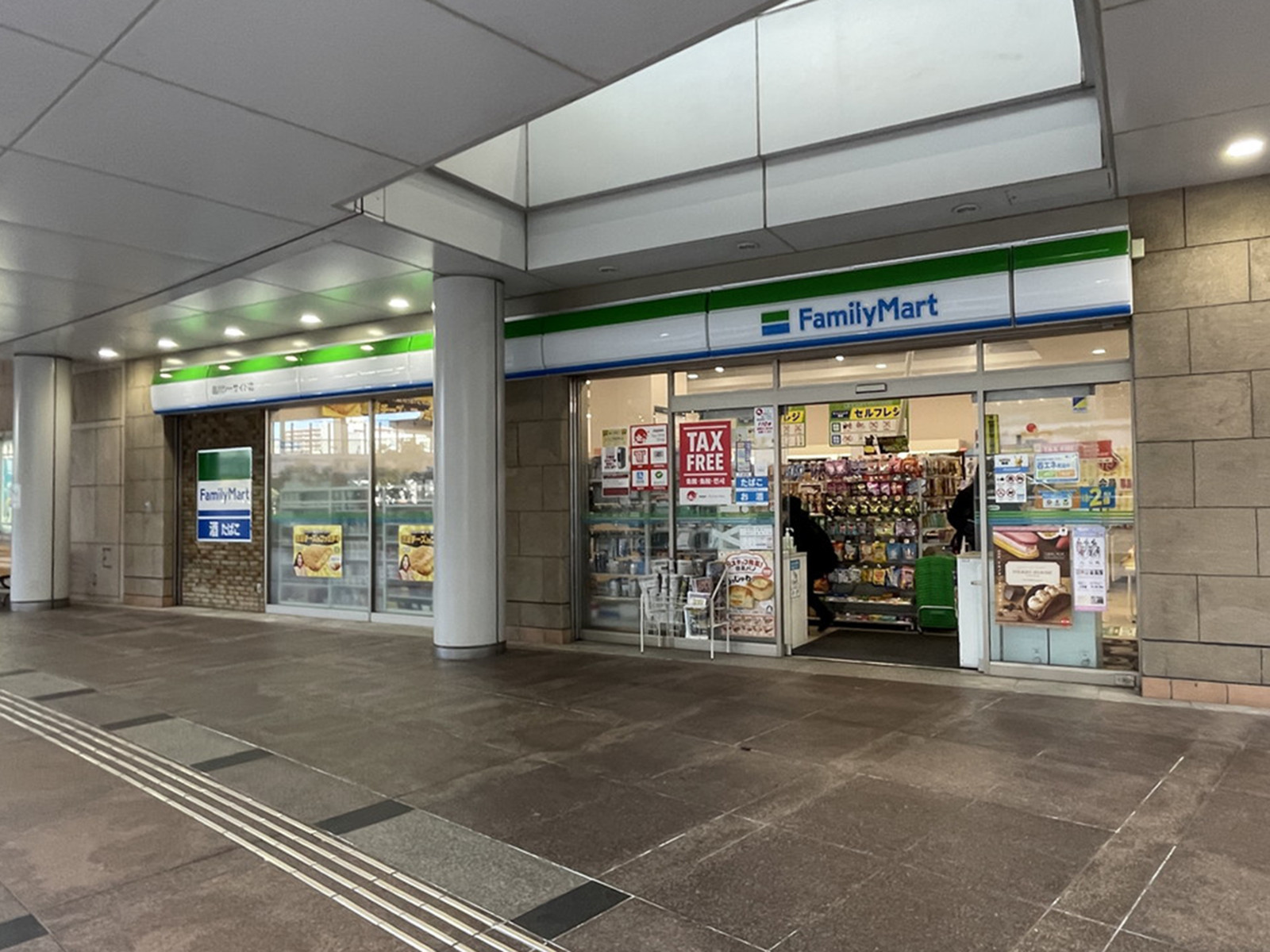 1階のファミリーマート品川シーサイド店