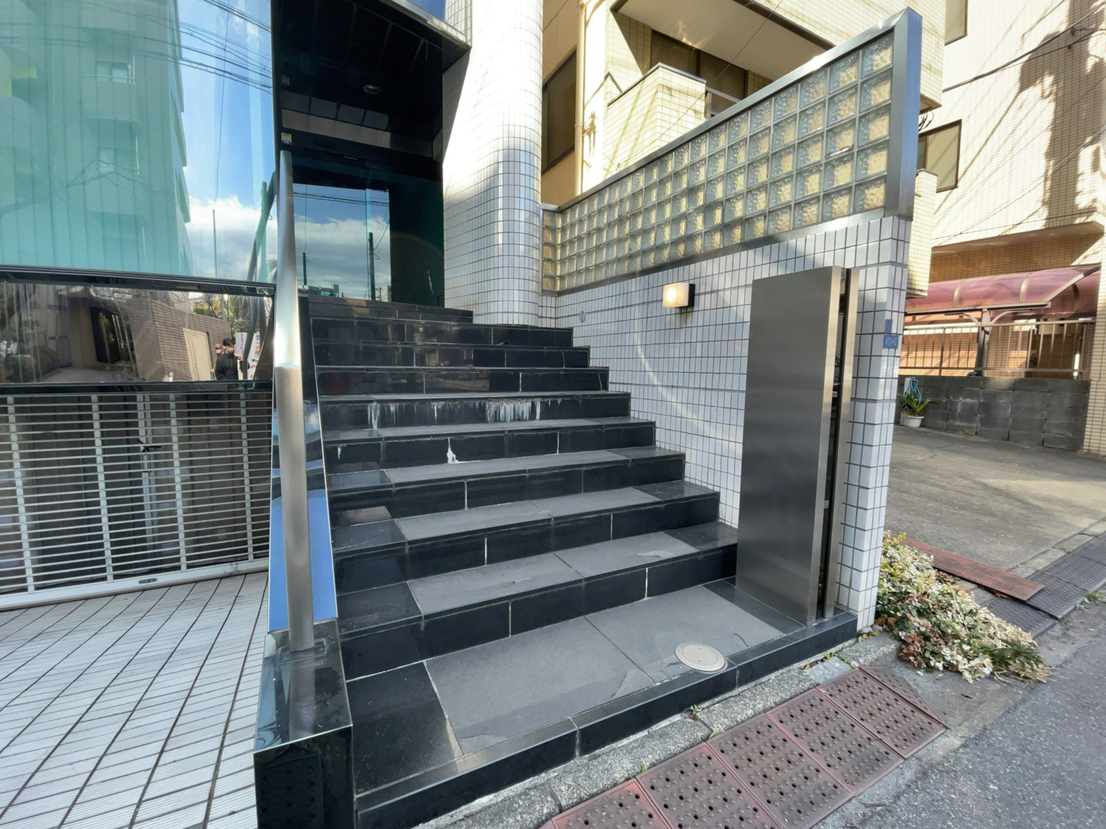オフィスビル出入口
