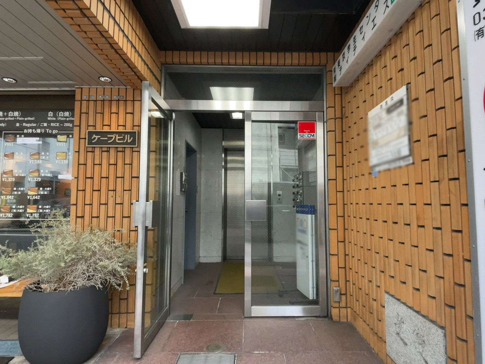 オフィスビル出入口