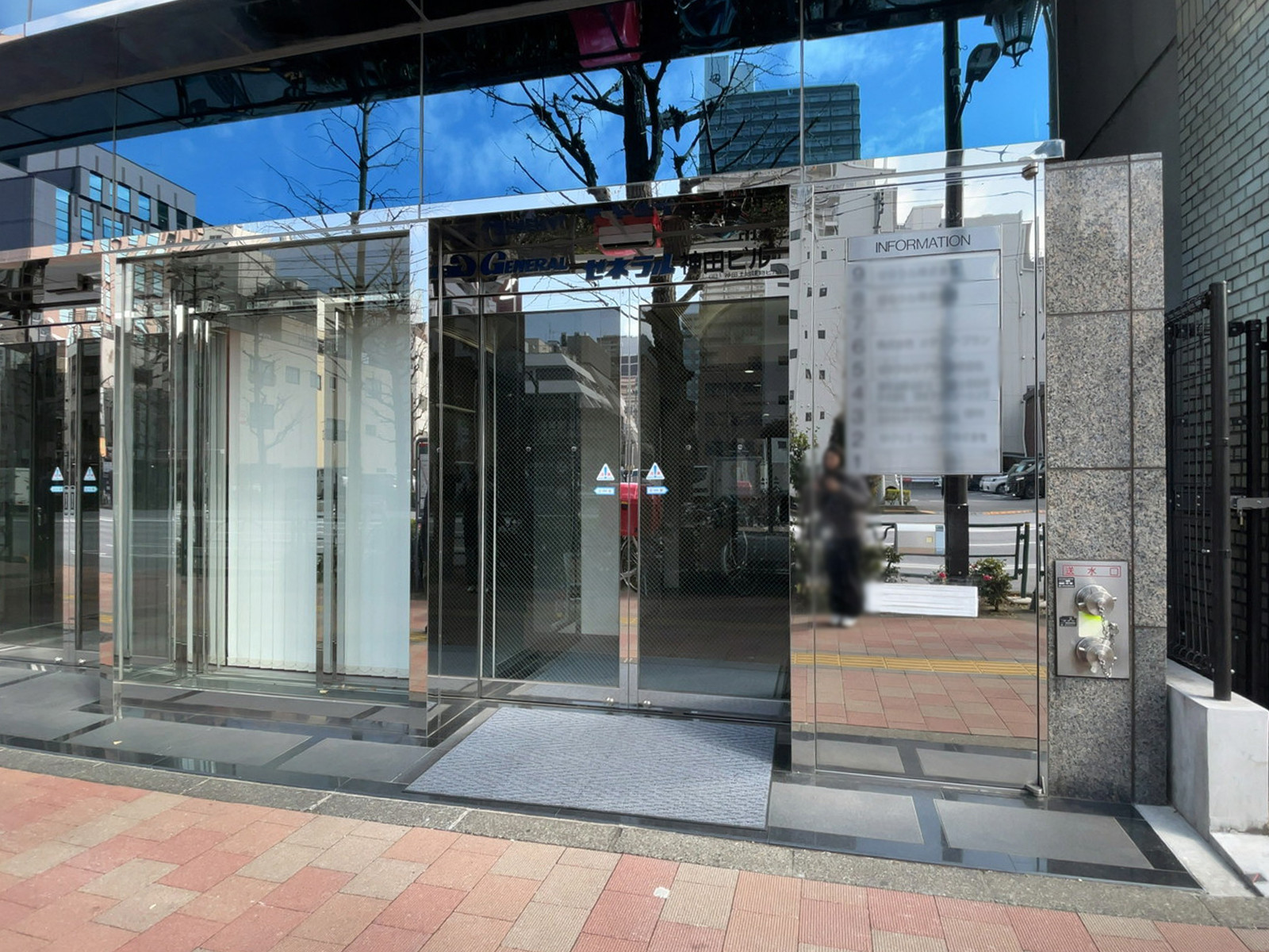 オフィスビル出入口