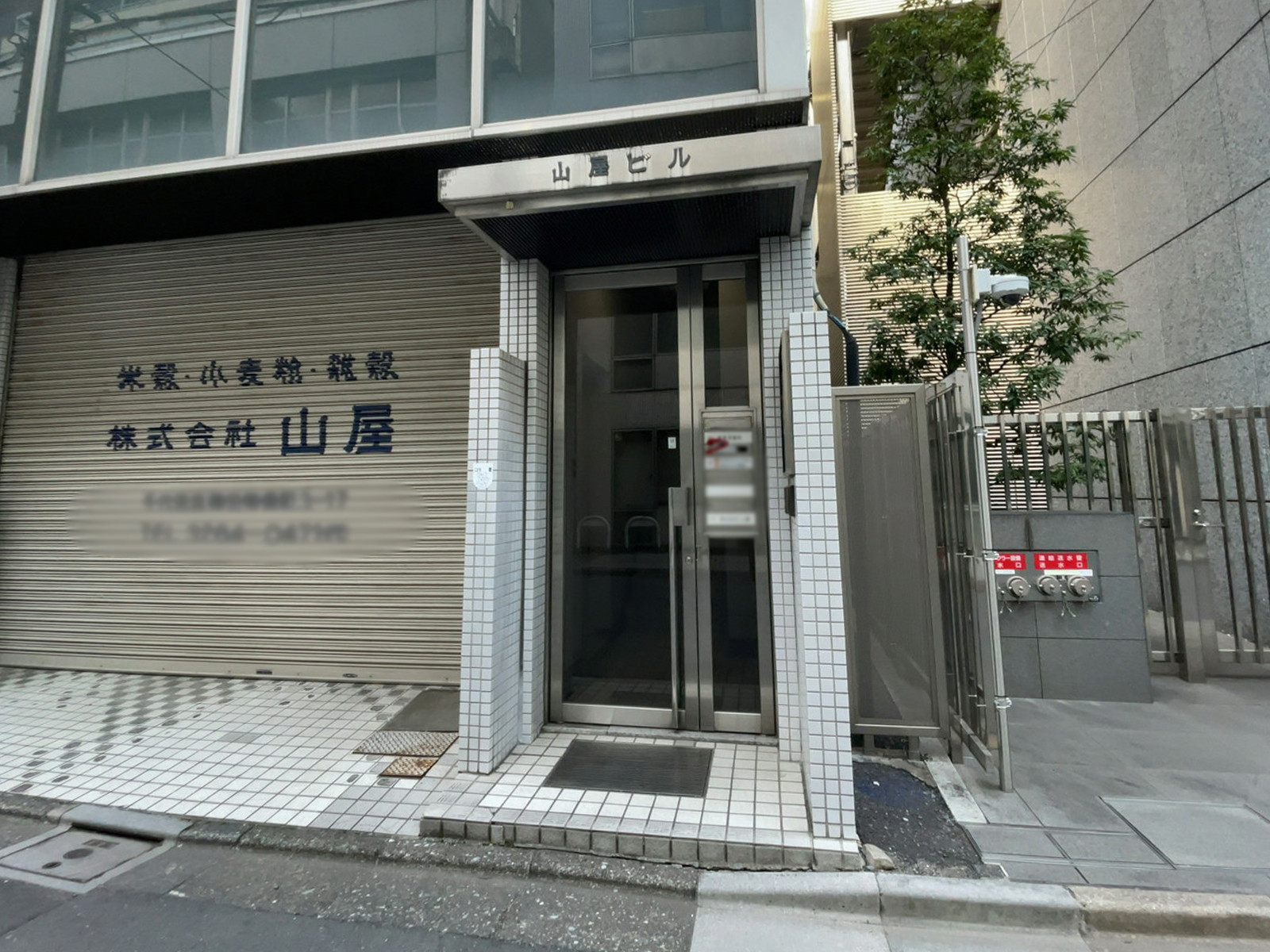 オフィスビル出入口