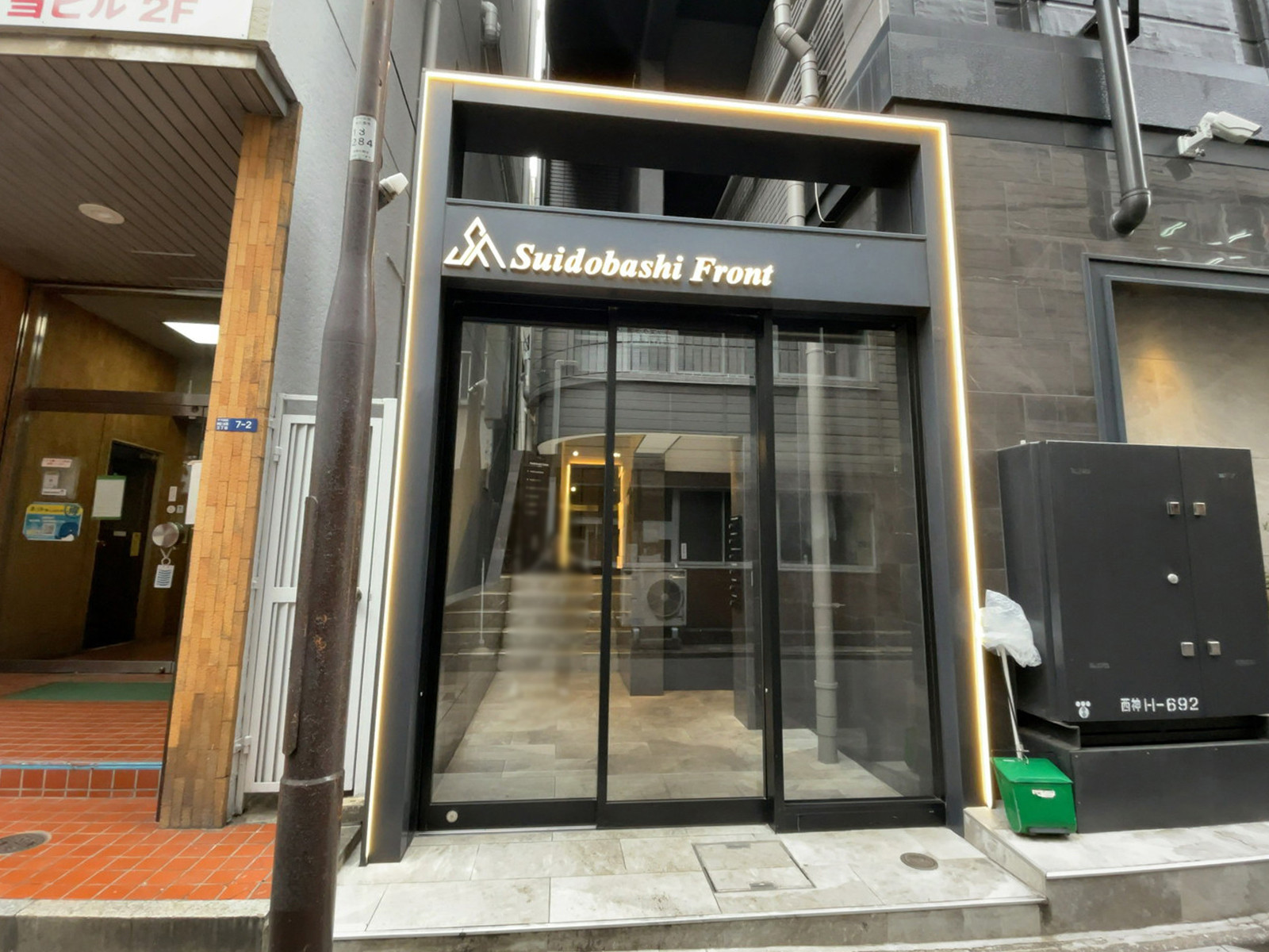 オフィスビル出入口
