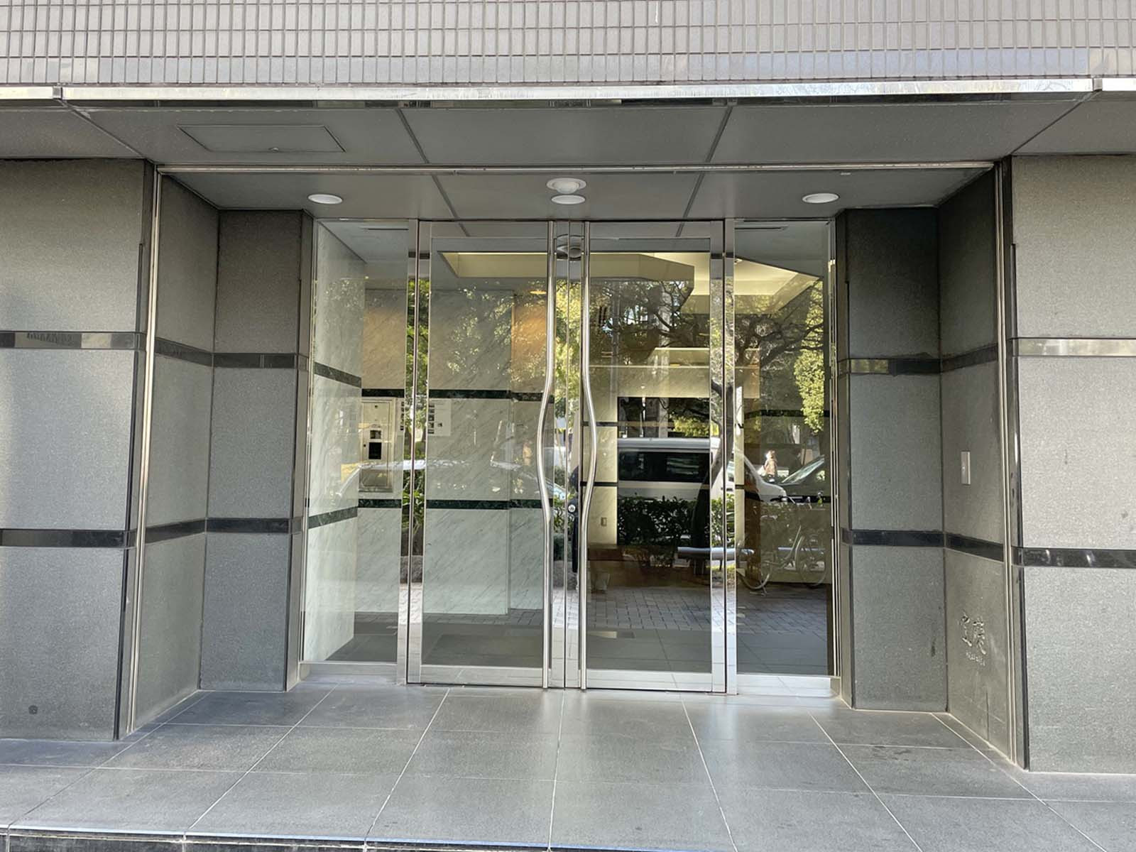 オフィスビル出入口