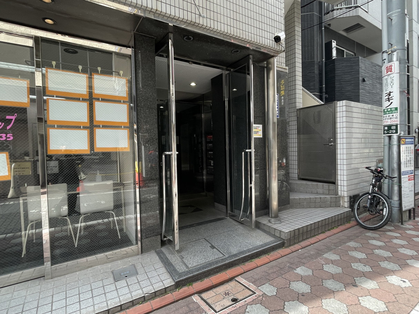 オフィスビル出入口