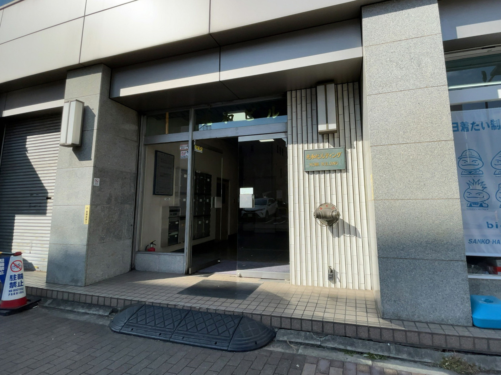 オフィスビル出入口