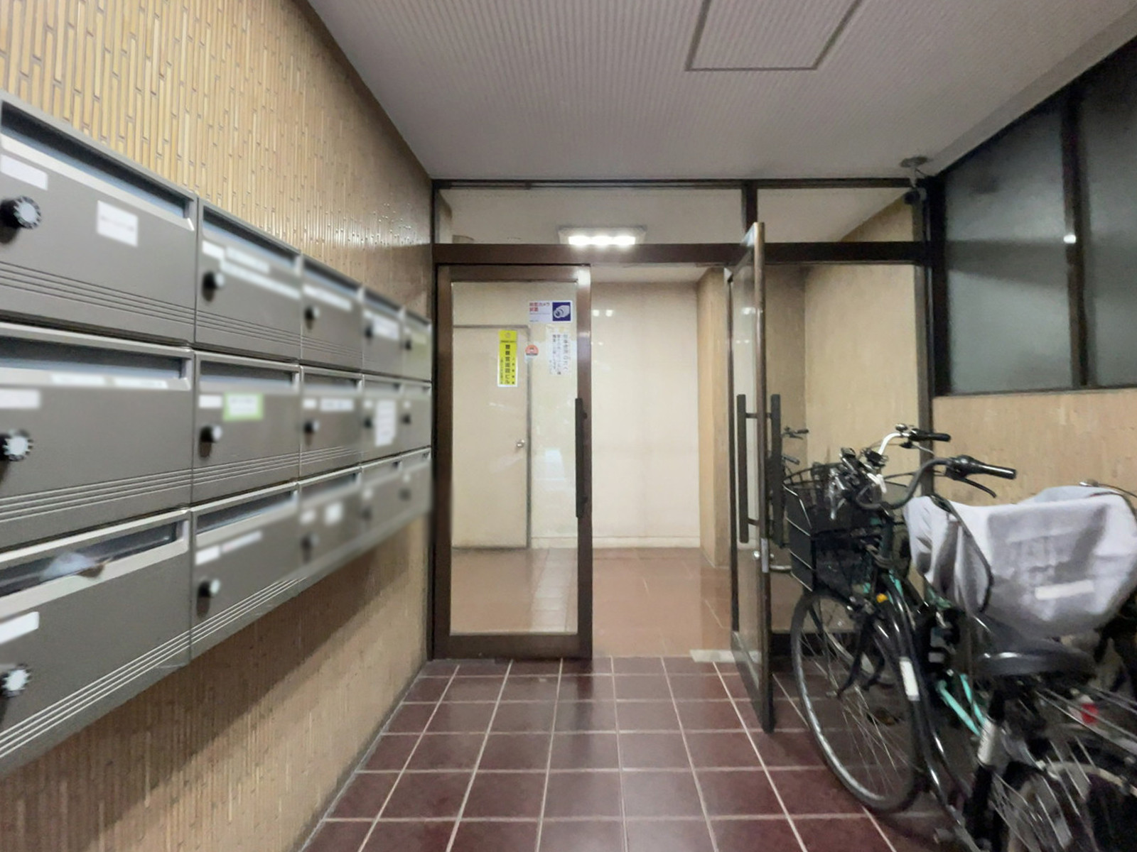 オフィスビル出入口