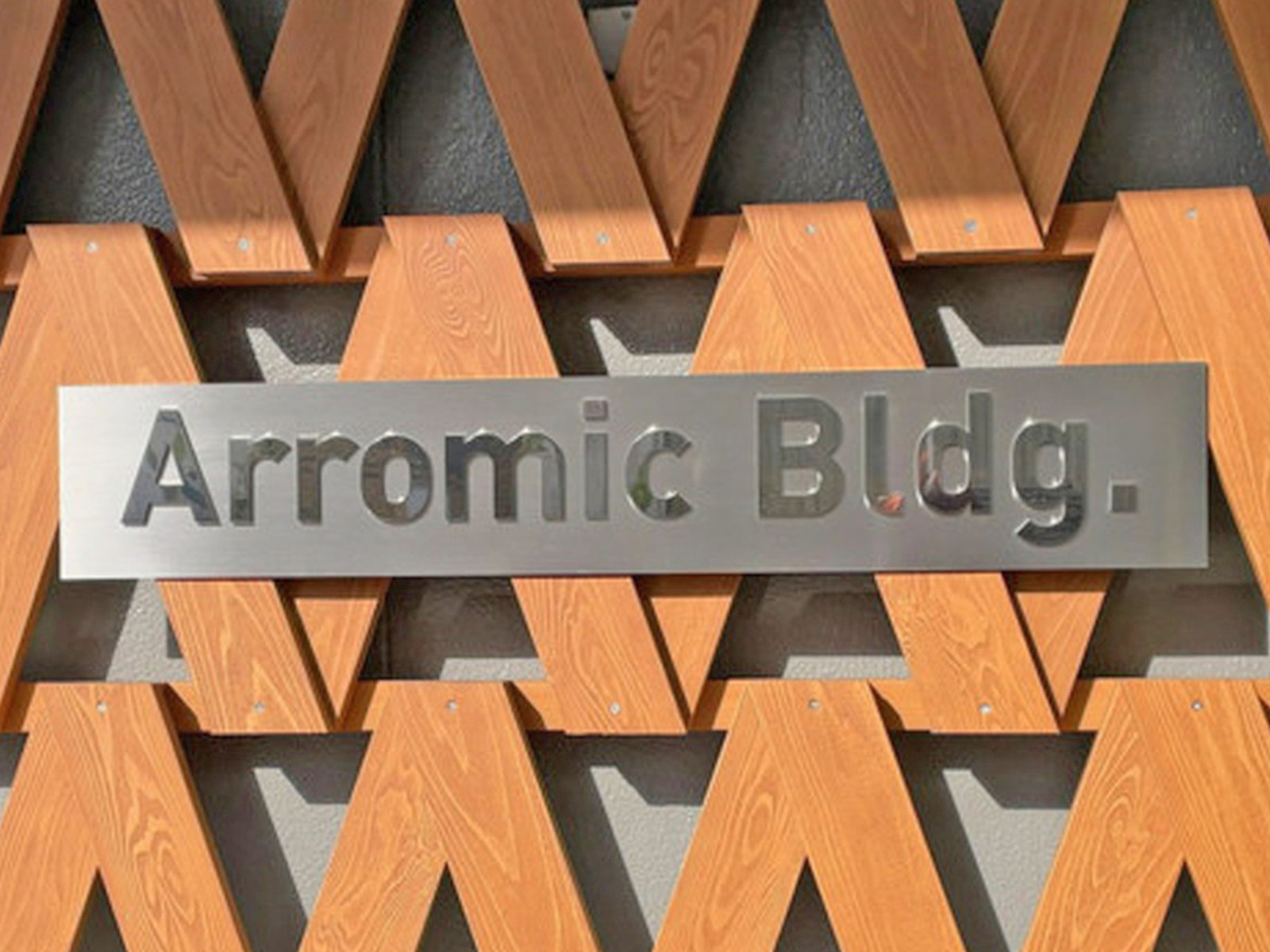 ネームプレート：Arromic Bldg.