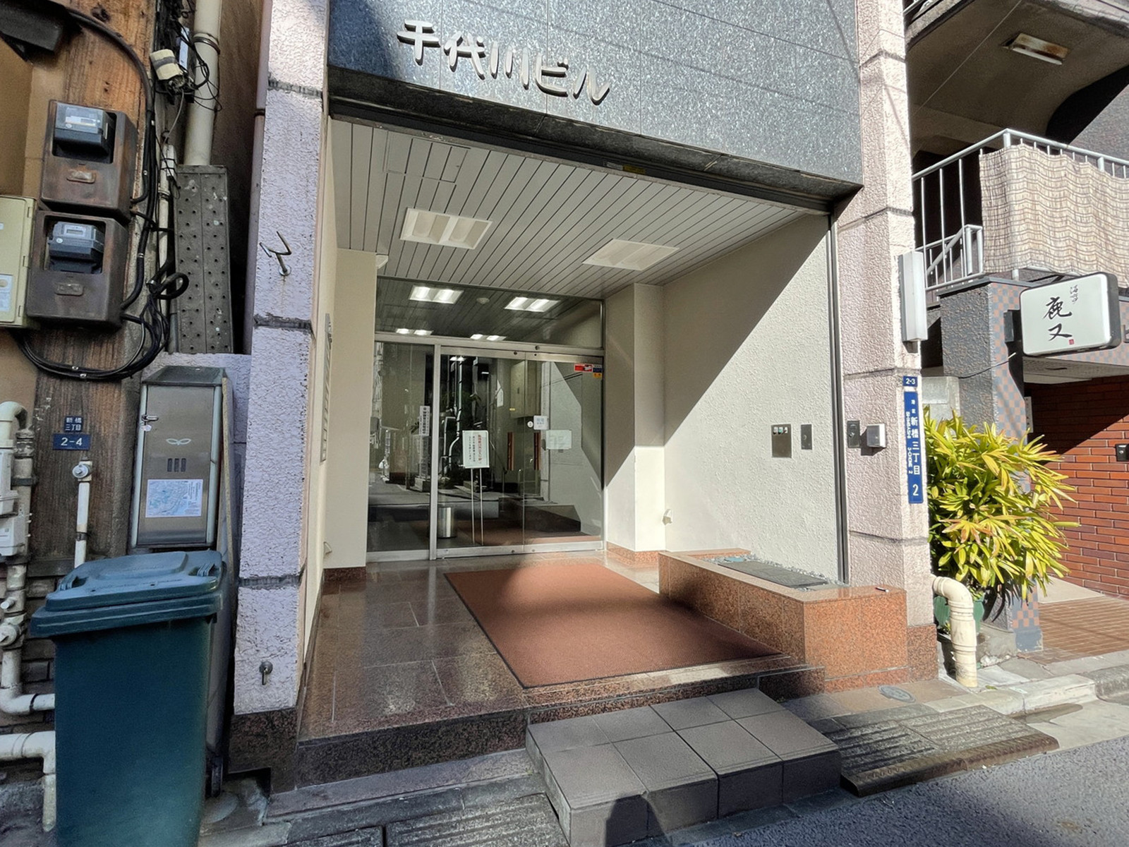 オフィスビル出入口