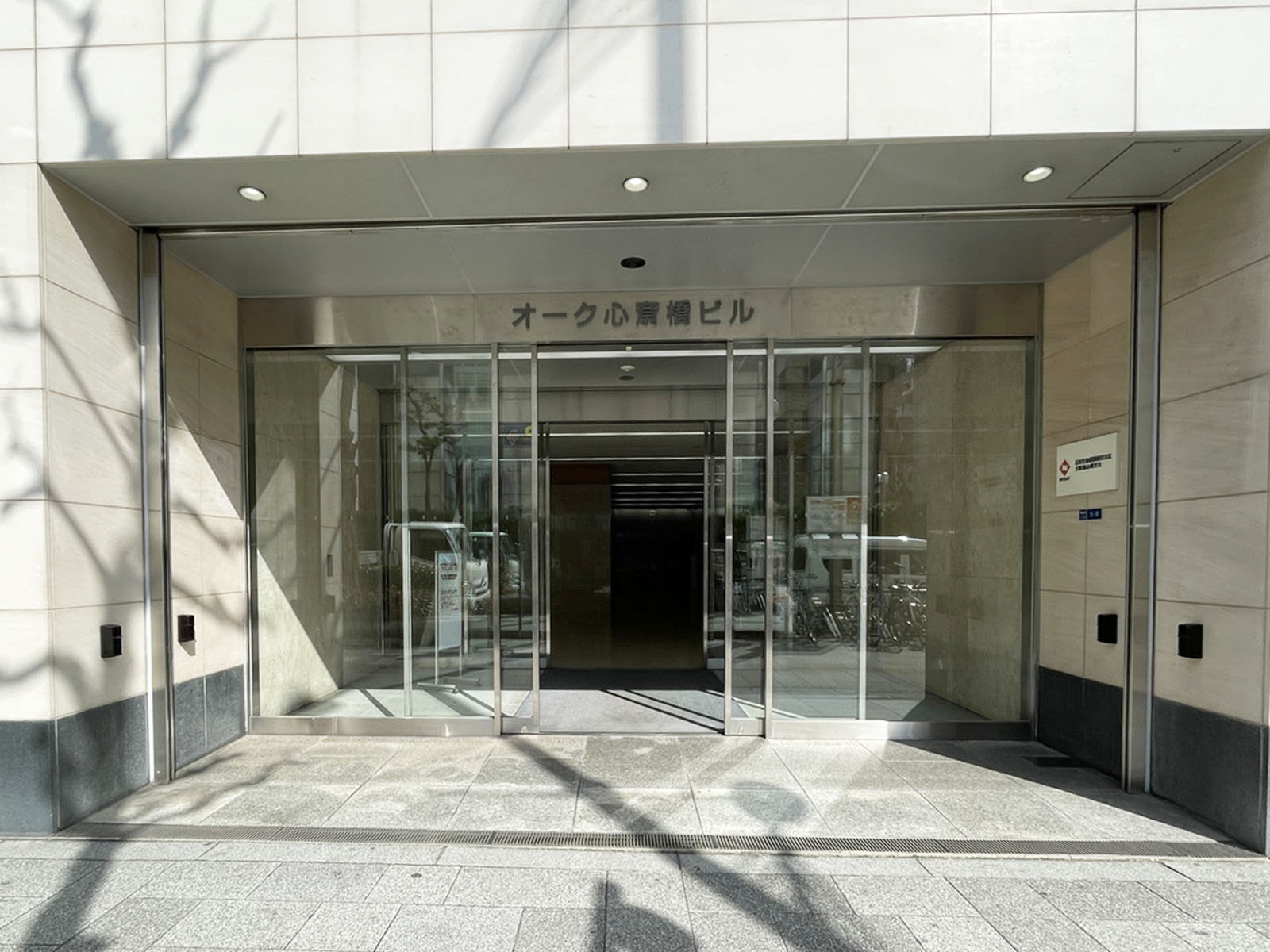 オフィスビル出入口