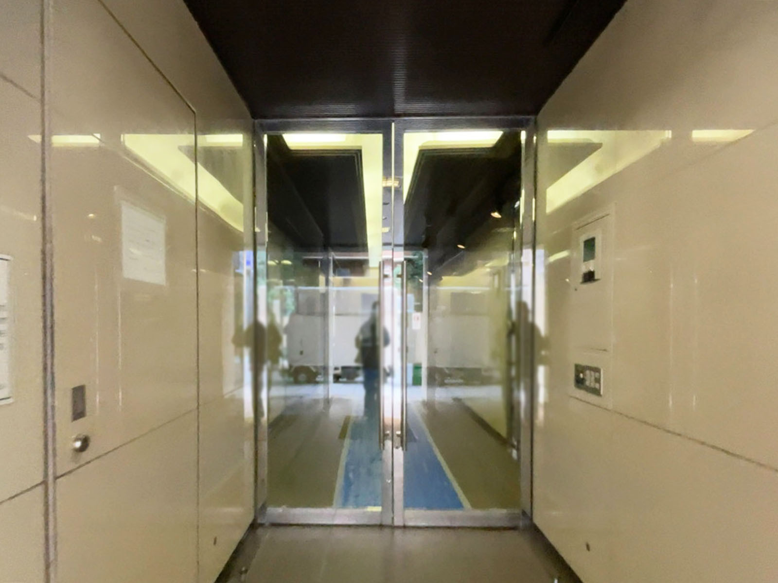 オフィスビル出入口