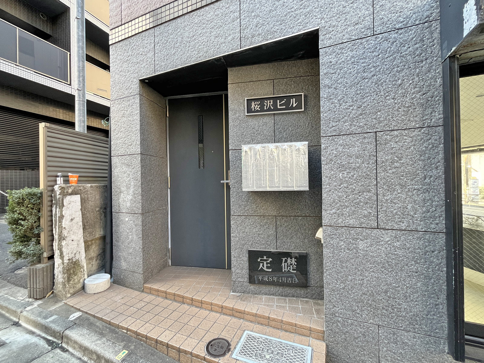 オフィスビル出入口