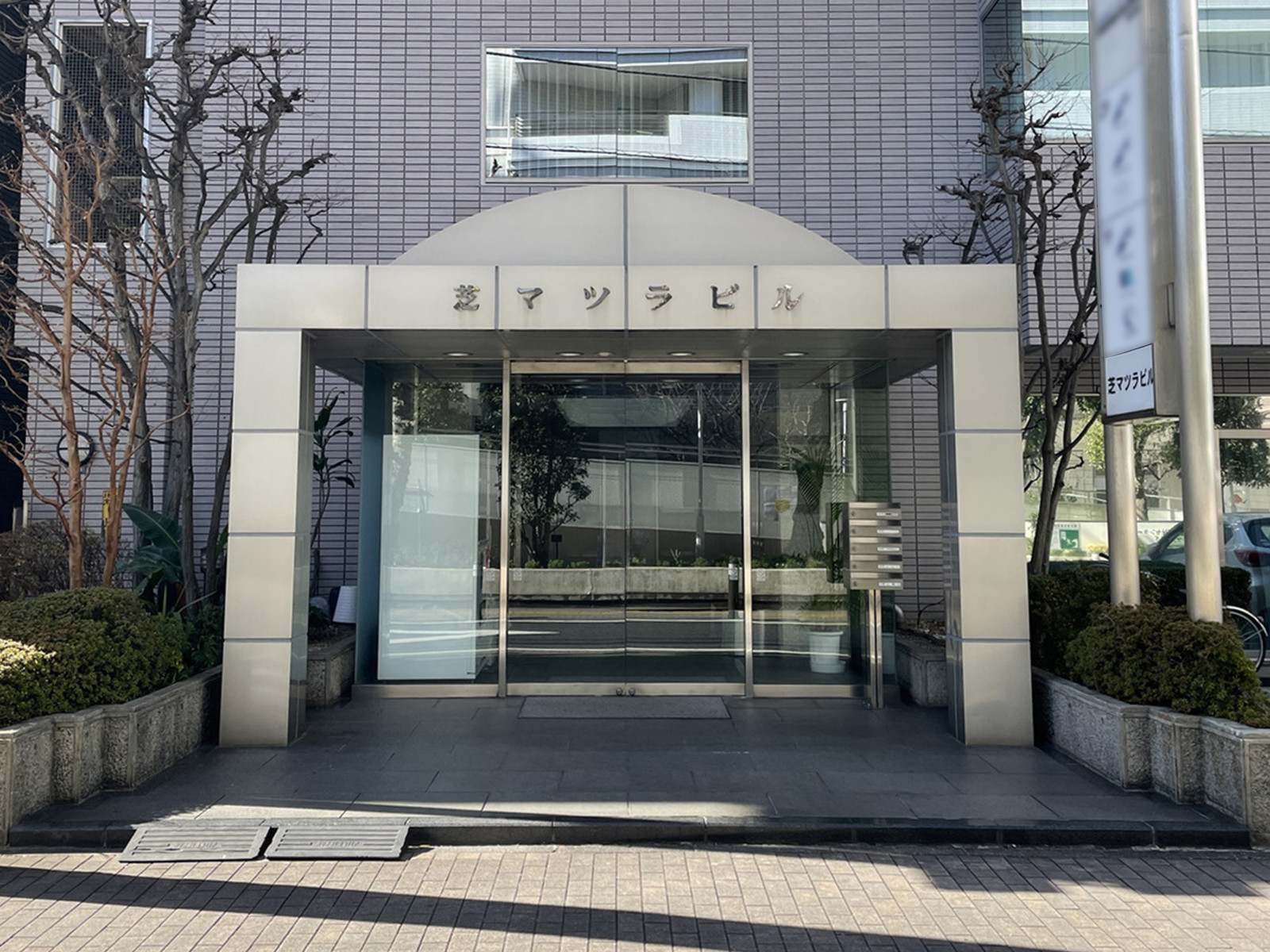 オフィスビル出入口