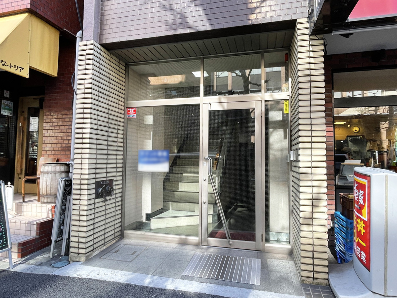 オフィスビル出入口