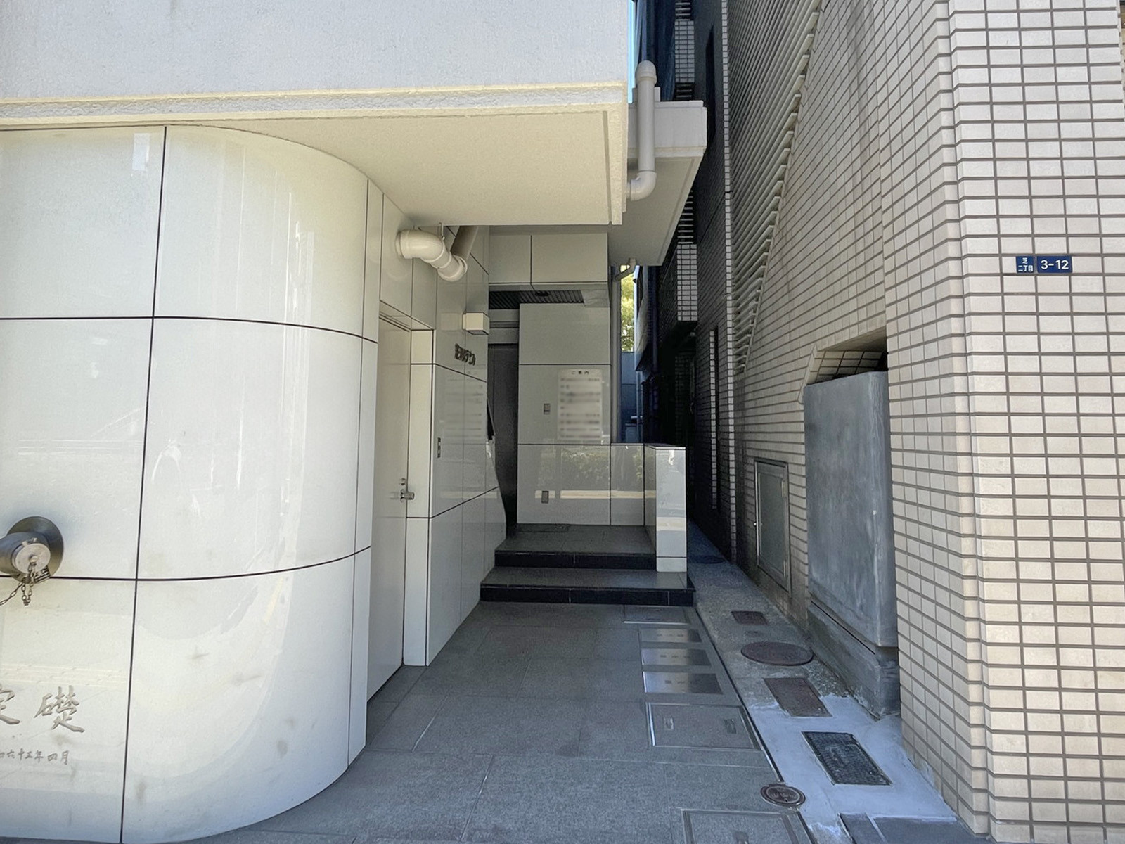 オフィスビル出入口