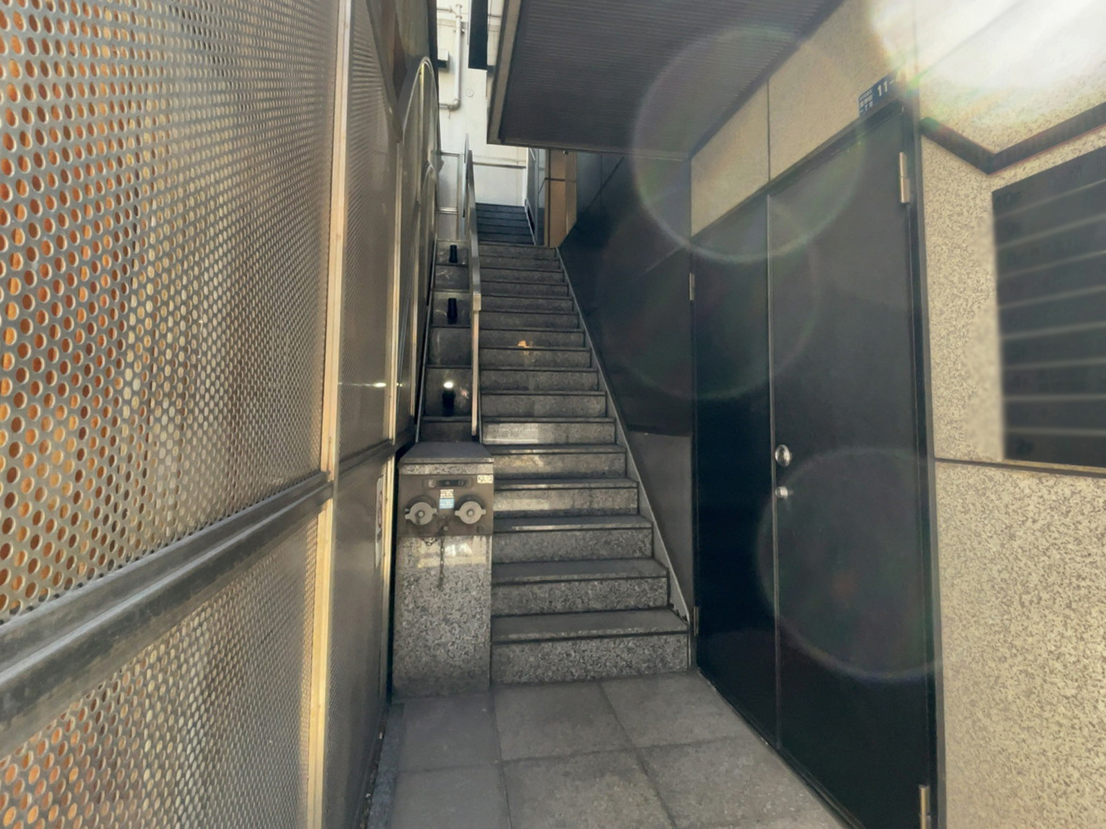 出入り口前の階段