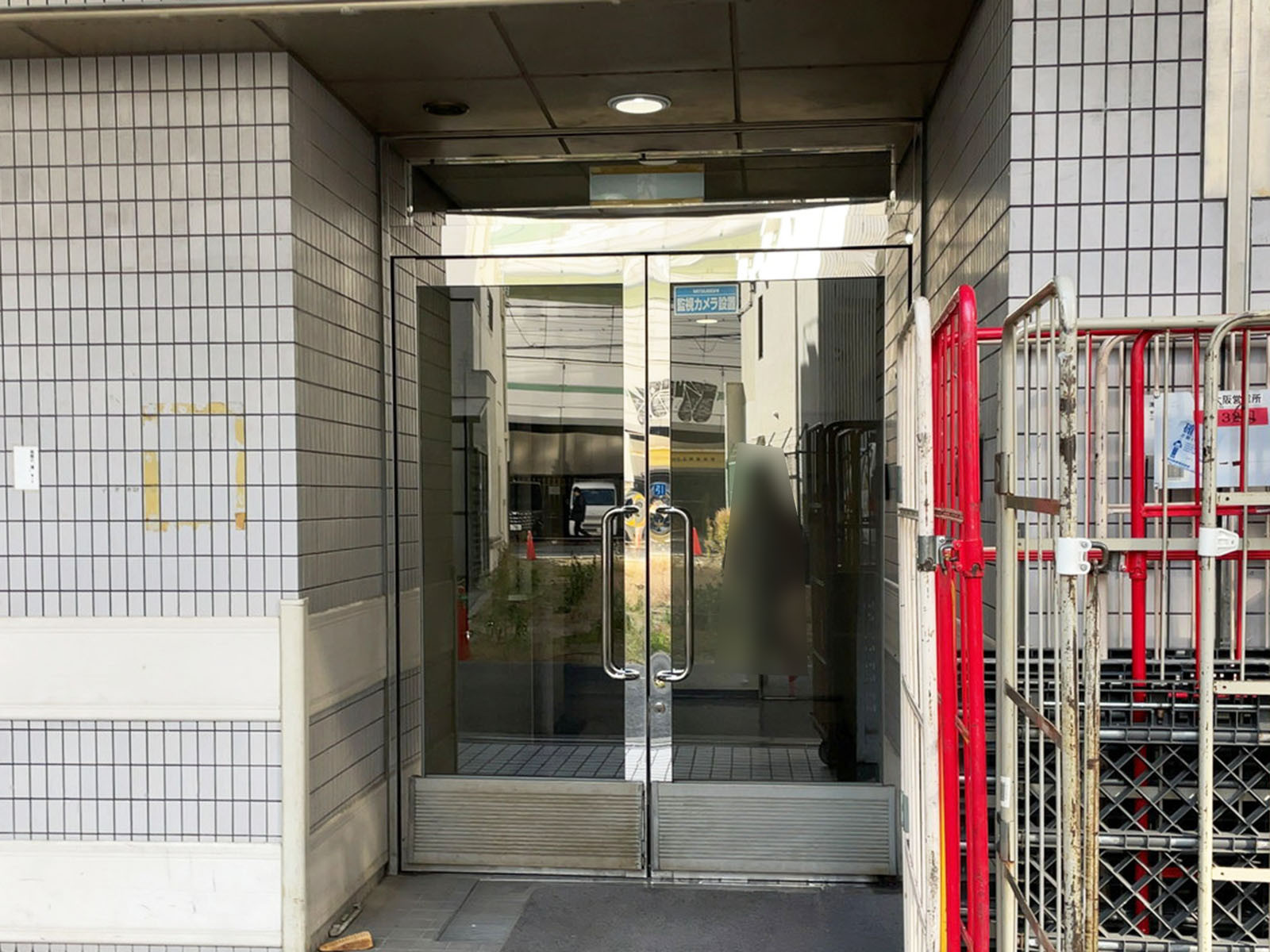 オフィスビル出入口
